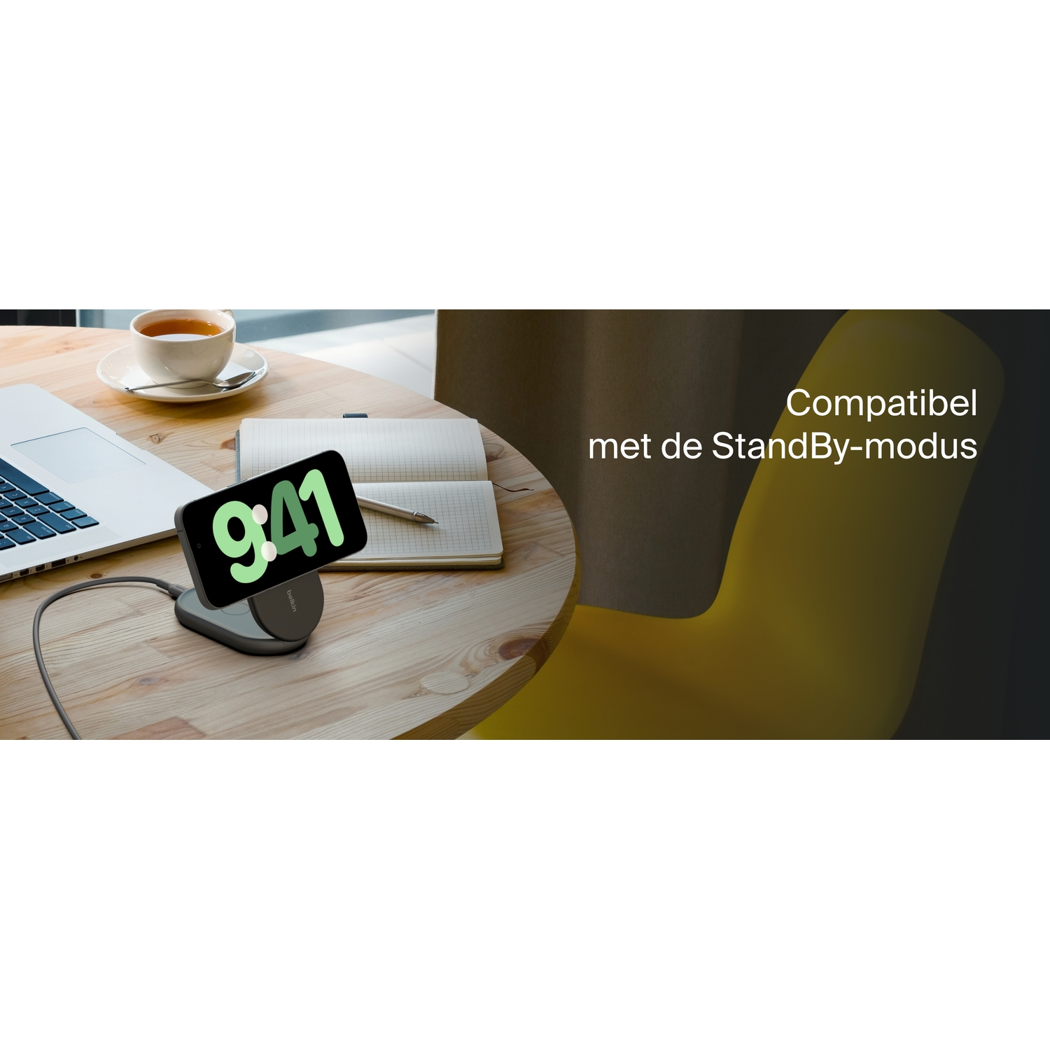 Un support de chargement noir est réglable à 90 degrés. Il affiche un téléphone dans plusieurs positions.