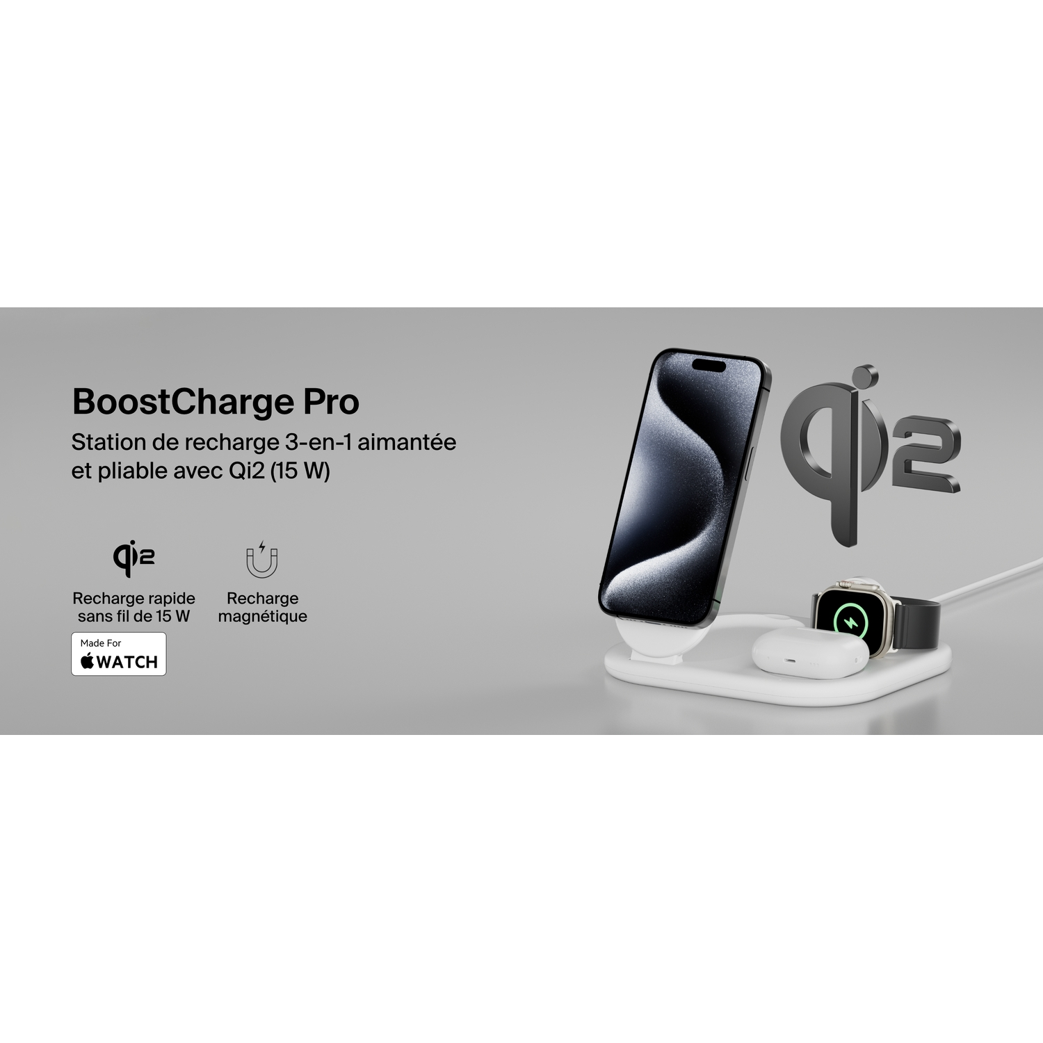 Station de charge blanche avec un téléphone et une montre. Le logo Qi2 est présent.
