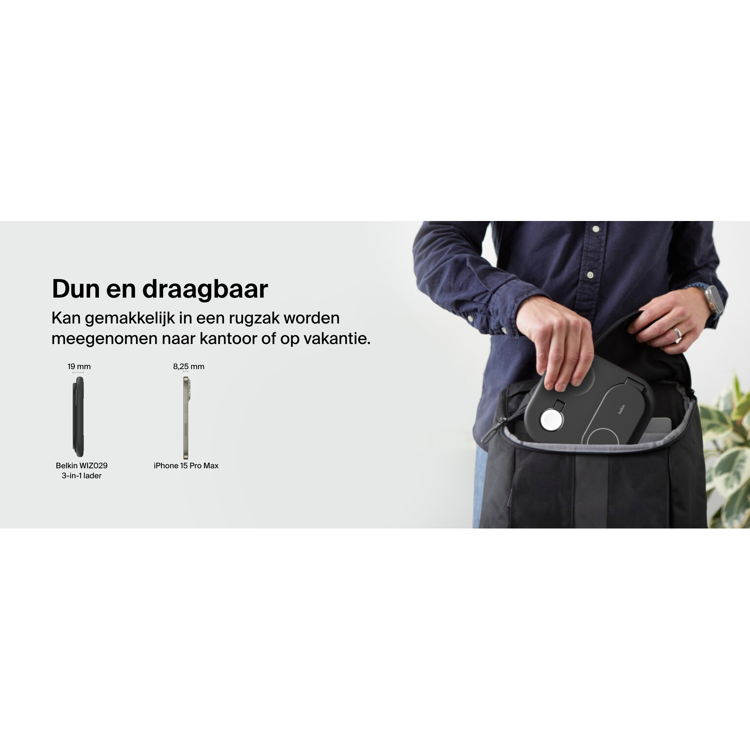 Een persoon die een Belkin-oplader in een zwarte tas stopt. Vergelijking van de maten Belkin en iPhone 15 Pro Max.