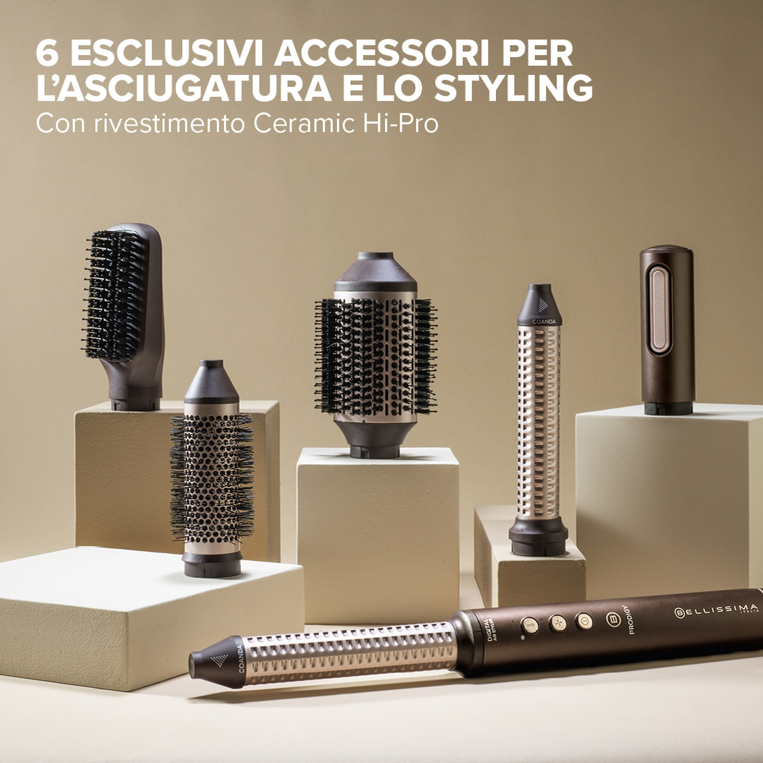 Sei accessori per lo styling dei capelli su piedistalli beige, con base marrone e testo in alto.