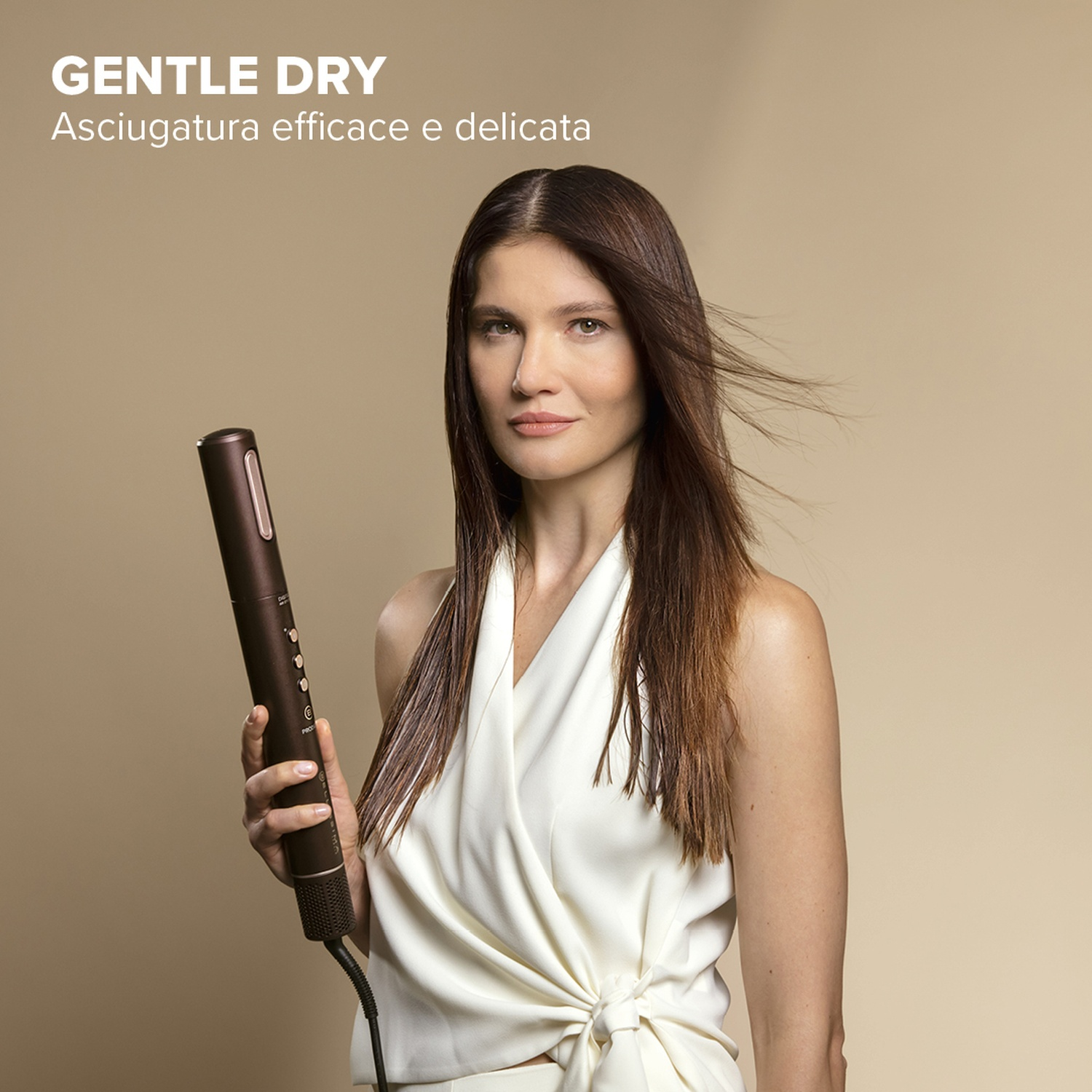 Donna che tiene un asciugacapelli, testo: "GENTLE DRY" e "Asciugatura efficace e delicata".
