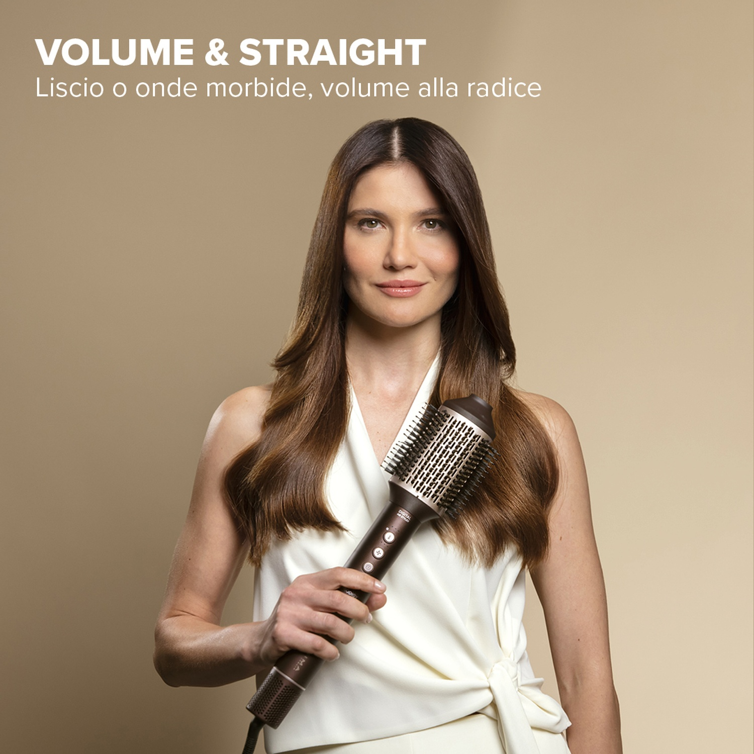 Una donna con lunghi capelli castani tiene in mano una spazzola per capelli. Il testo recita 'Volume & Straight'.