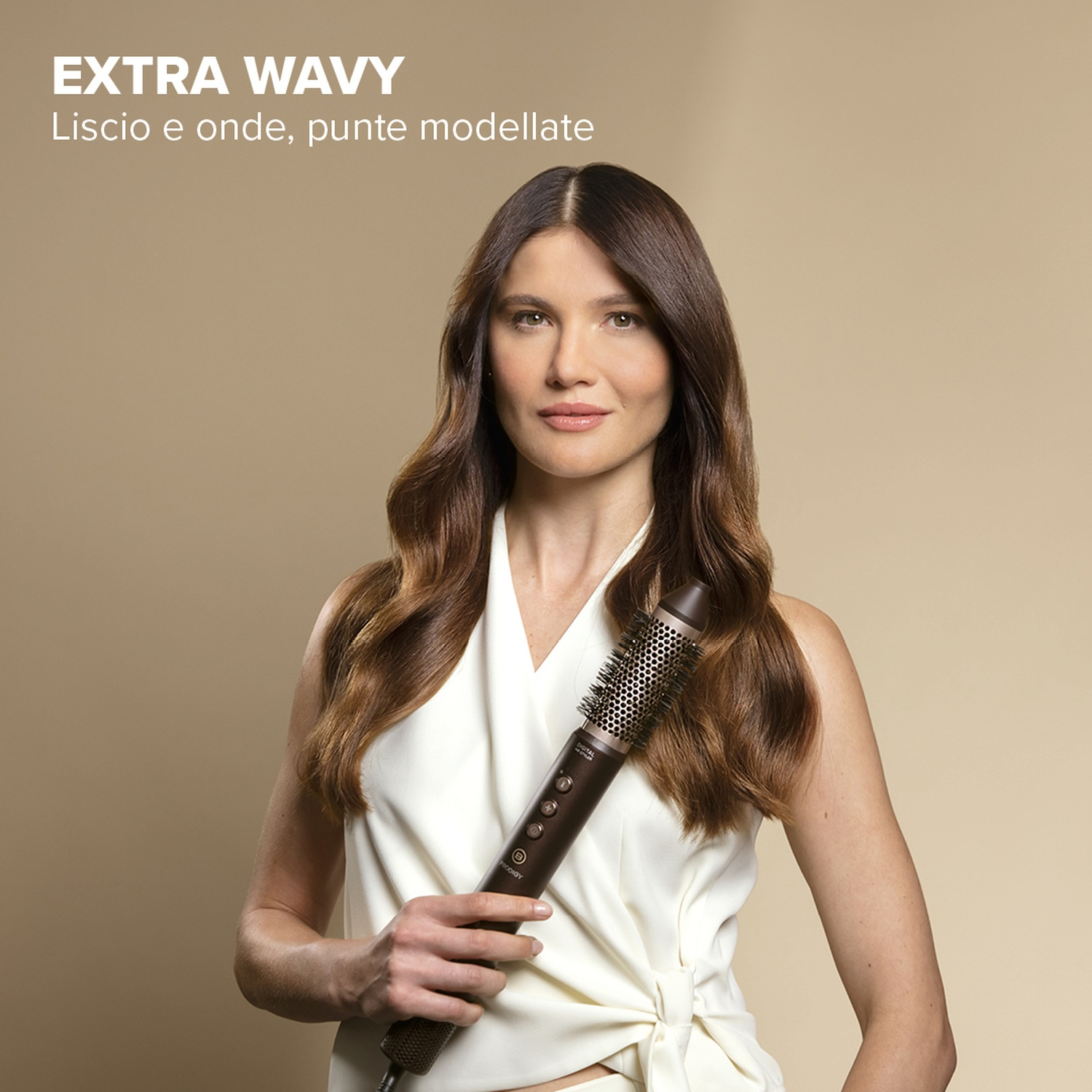 Donna che tiene un arricciacapelli, testo 'EXTRA WAVY' e le parole 'Liscio e onde, punte modellate'.