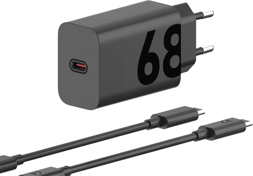 Fekete töltő két fekete töltőkábellel. A töltőn a '68' felirat van, és USB-C porttal rendelkezik.