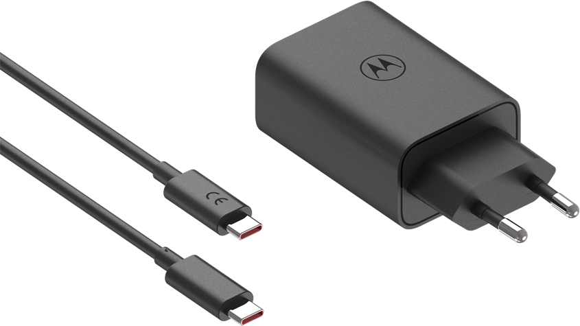 Fekete Motorola töltő USB-C kábellel. A töltőn dugó és a Motorola logója látható.
