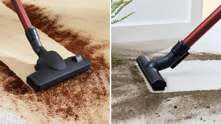 Dwa widoki odkurzacza w użyciu. Jeden na drewnianej podłodze z kurzem, drugi na białej podłodze z brudem.
