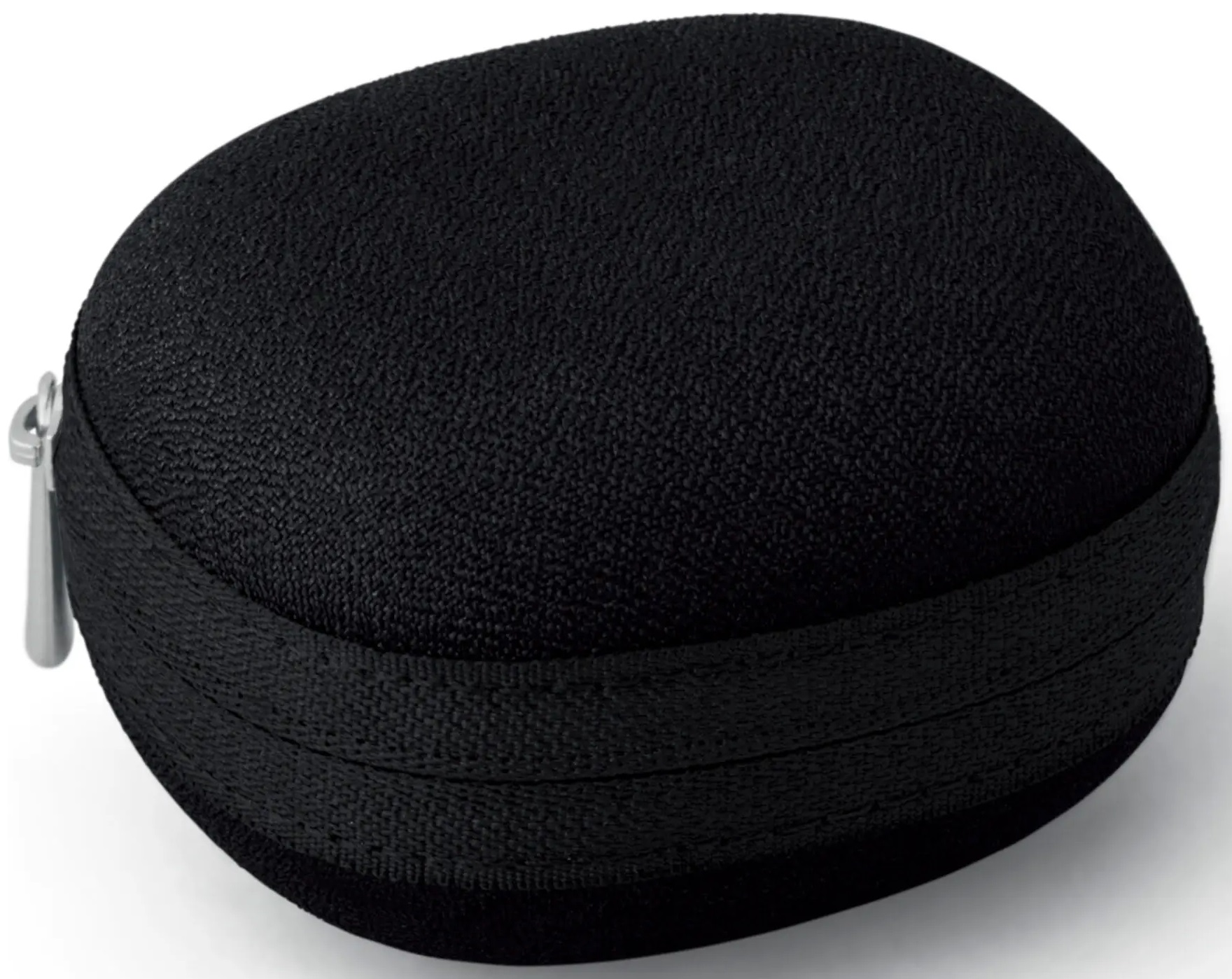 Czarny, owalny futerał do przenoszenia słuchawek z zamkiem błyskawicznym. Białe tło.