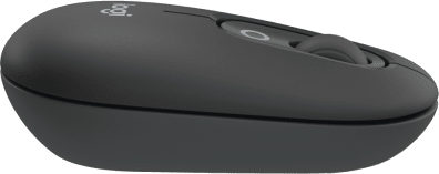 Egy fekete Logitech egér oldalsó nézete, amely a görgetőkeréket és az egér ívelt formáját mutatja.