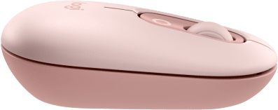 Egy rózsaszín Logitech Pebble egér zöld felületen. Ez egy kis, lekerekített egér.