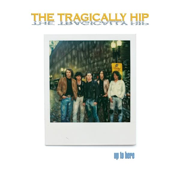 Albumcover: The Tragically Hip, 'Up To Here', Gruppenfoto vor Gebäude.