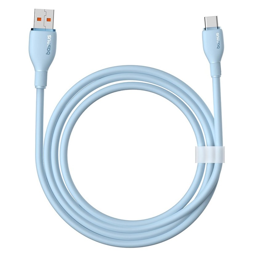 Beyaz bir arka plan üzerinde sarılmış, açık mavi bir USB-C şarj kablosu.