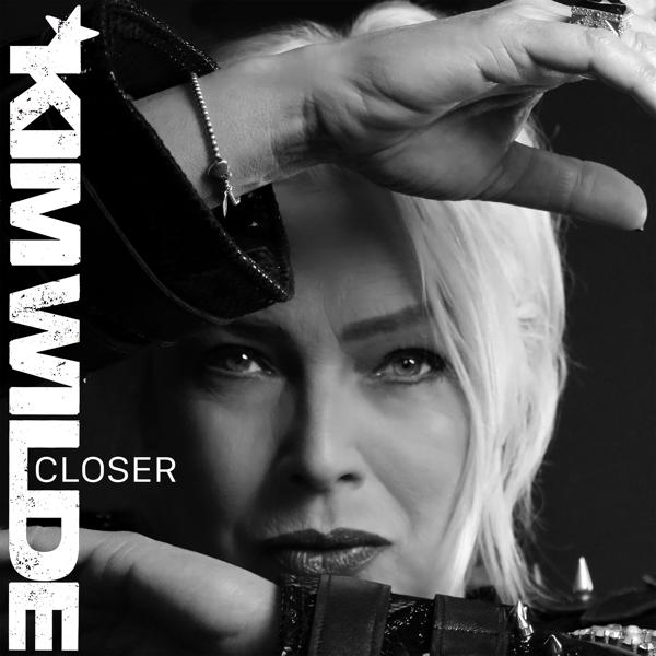 Zwart-wit albumhoes. Vrouw met blond haar, hand over ogen. De woorden KIM WILDE.