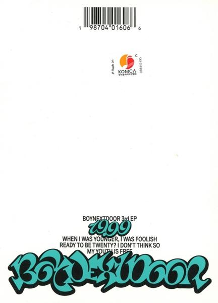 Ein weißes Albumcover mit Text und einem Logo mit türkisem Text.