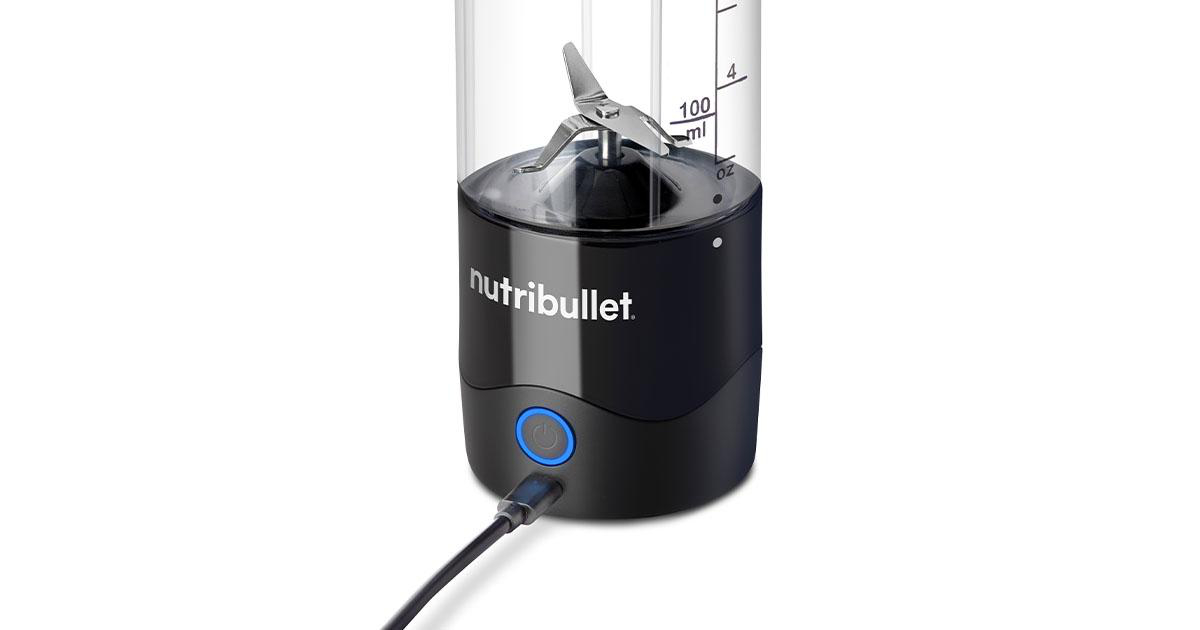 Schwarzer tragbarer Nutribullet-Mixer mit transparentem Behälter, freigestellt auf Weiß.