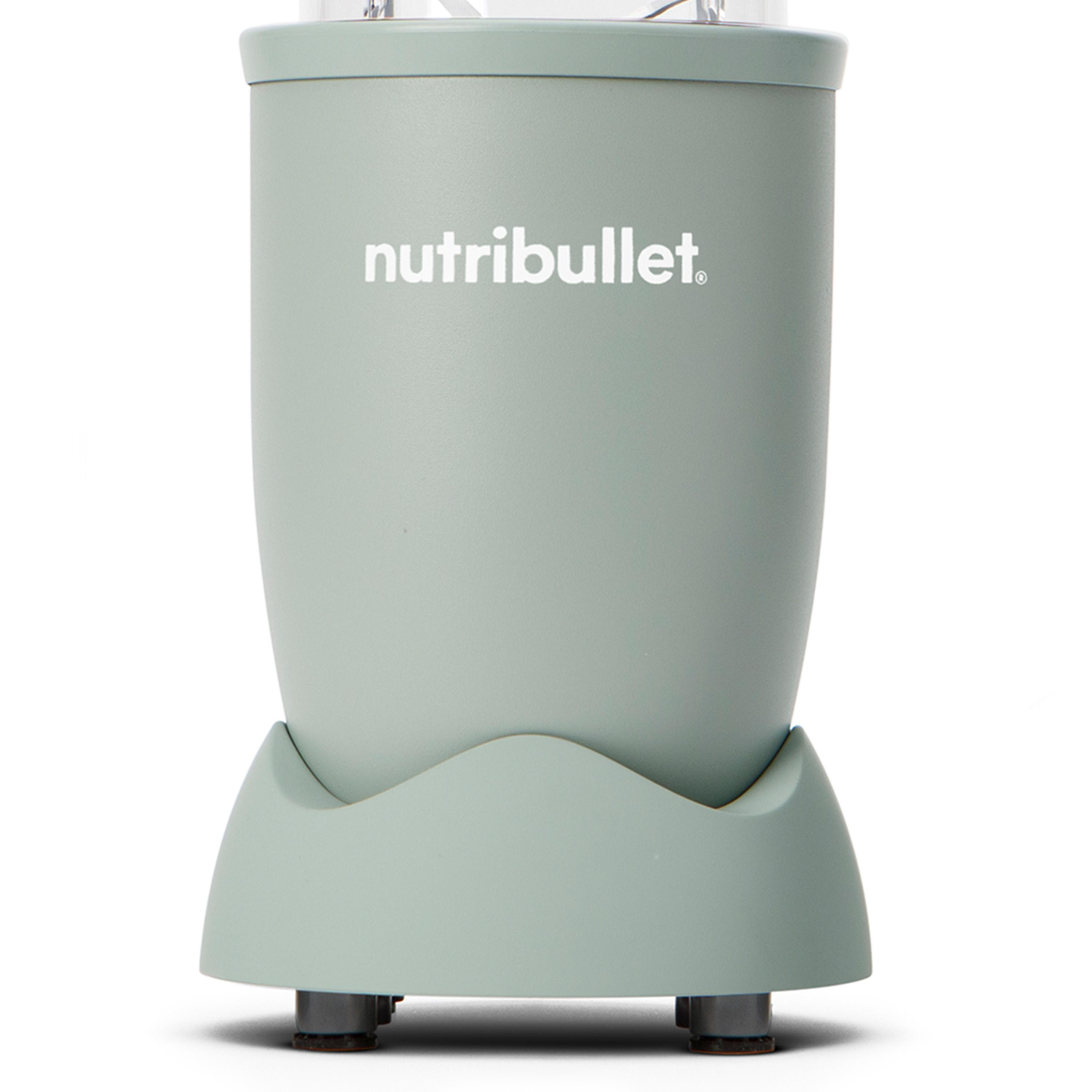 Ein hellgrüner Nutribullet-Blender-Sockel, bei dem der Markenname sichtbar ist.