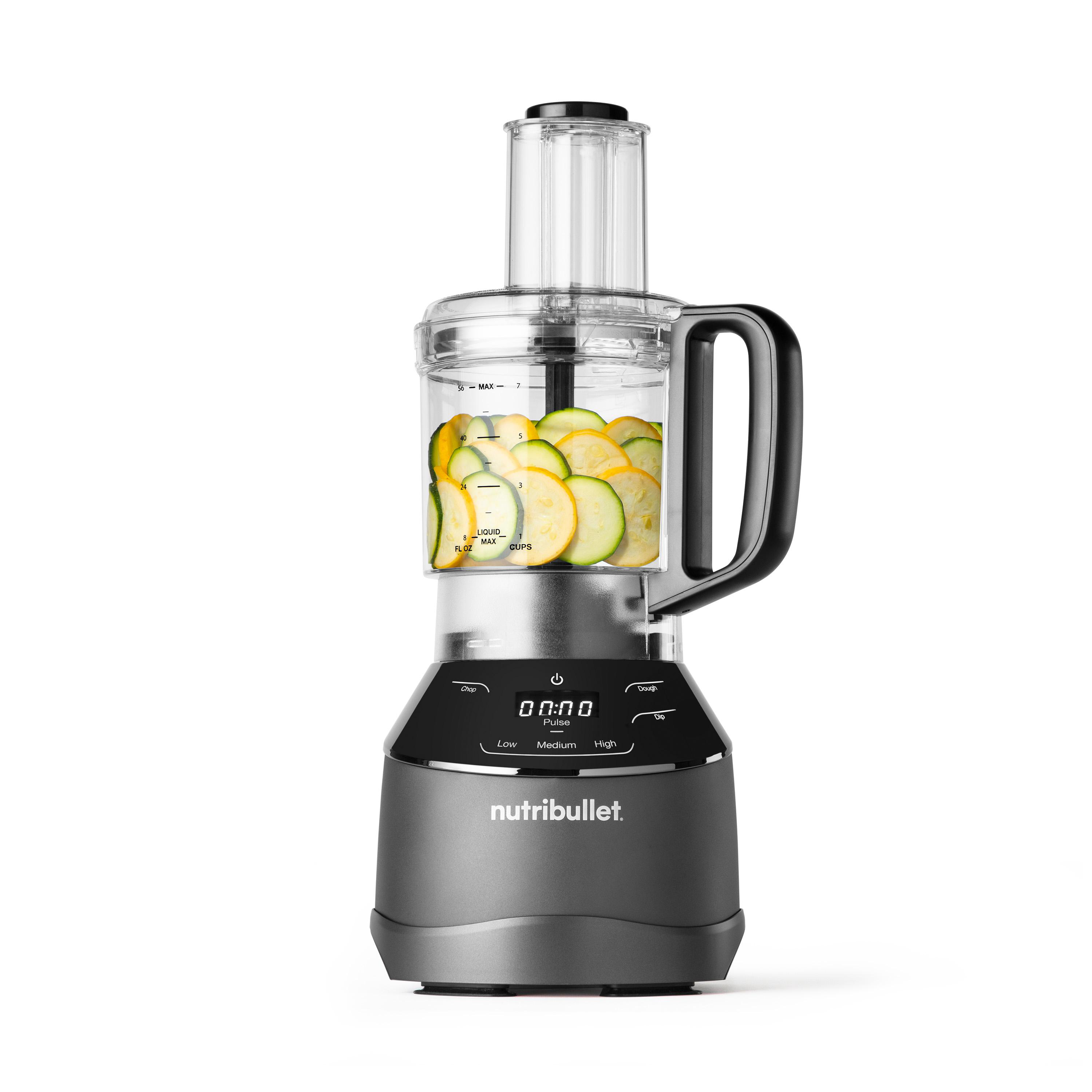 Ein grauer Nutribullet-Küchenmaschine mit geschnittener Zucchini.