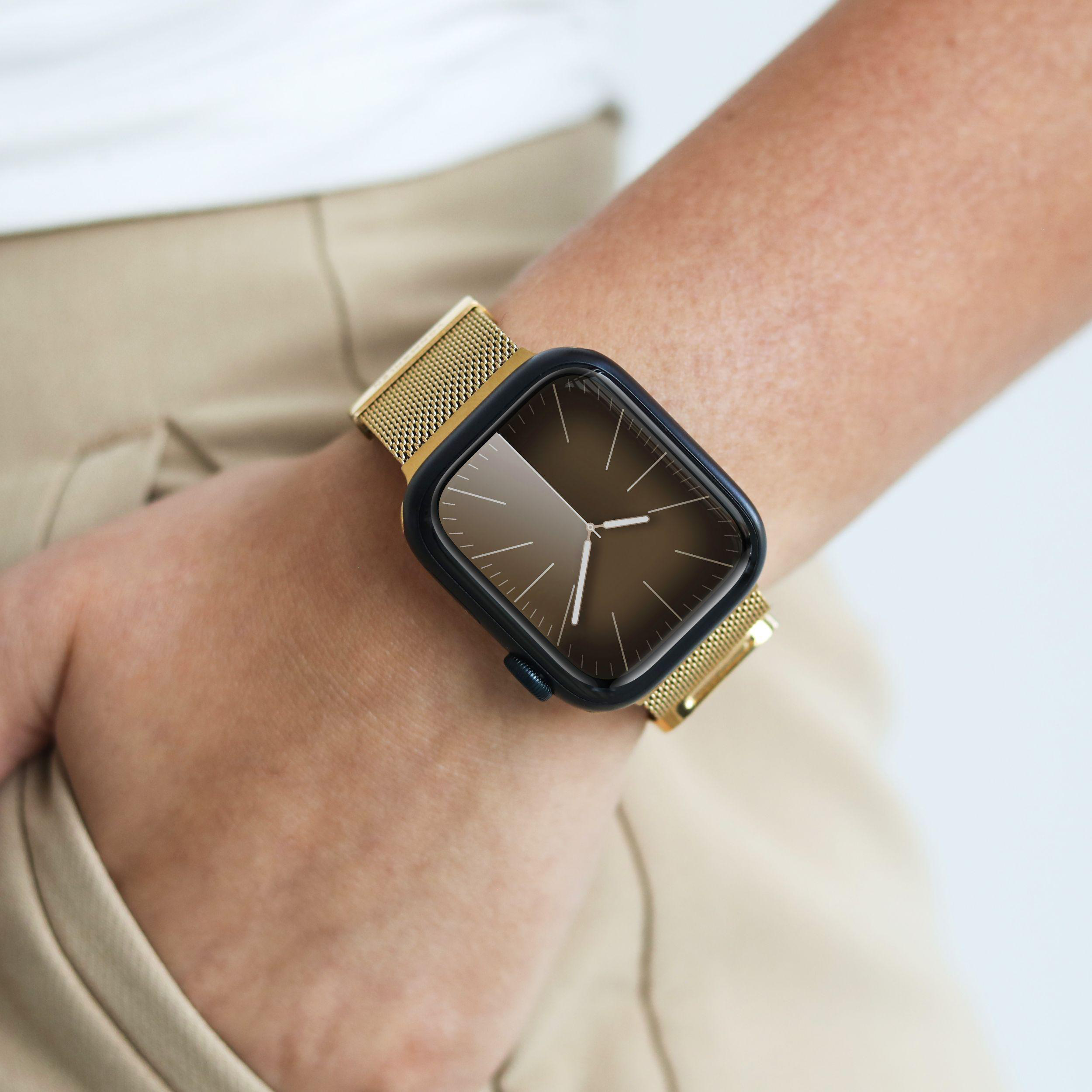 Der Arm einer Person mit einer Uhr, in hellfarbiger Kleidung.