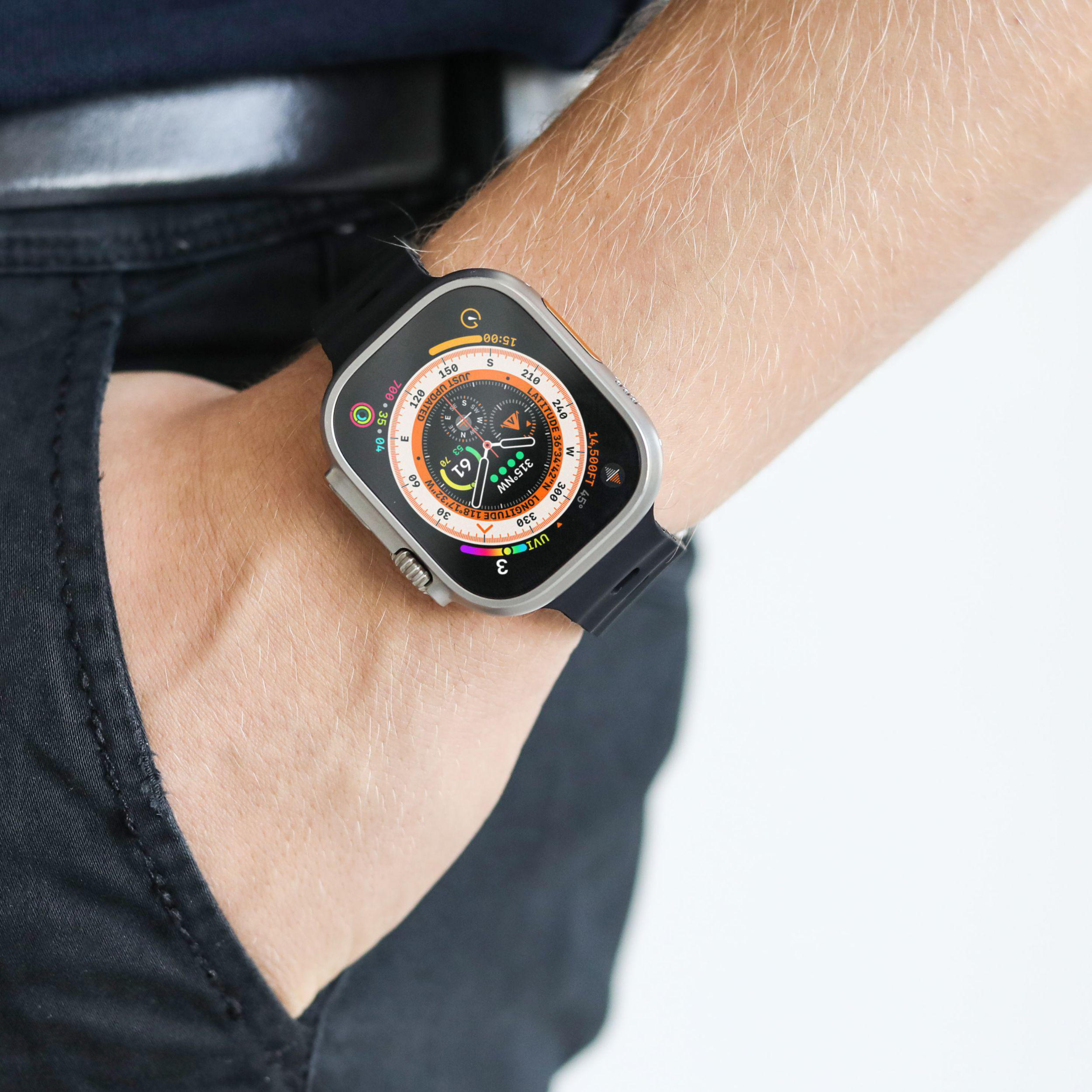 Ein Handgelenk mit einer Smartwatch, die Uhr ist schwarz und grau.