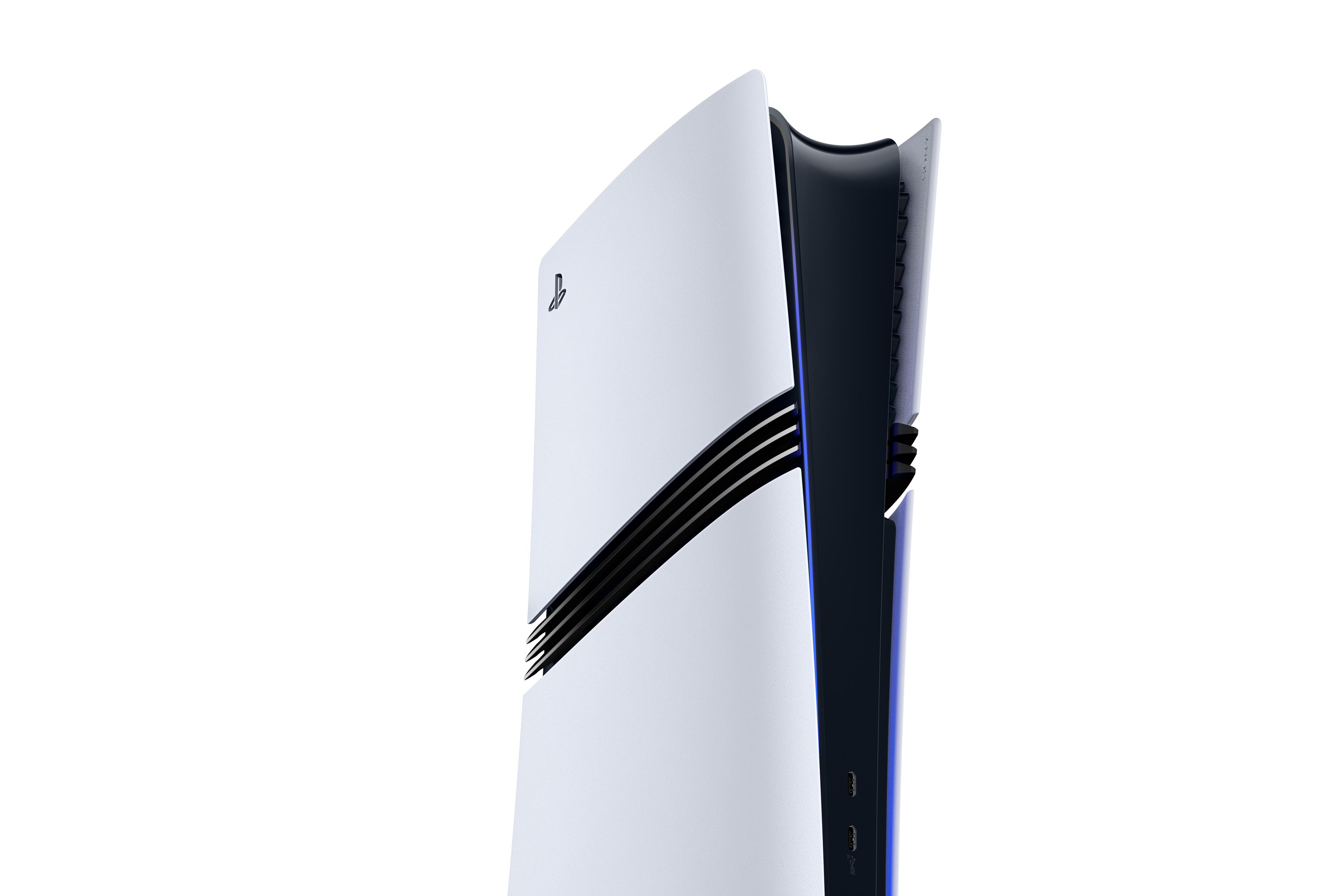 PlayStation 5 Konsole. Weiß mit schwarzen Akzenten und einem schwarzen Streifen. Schräge Ansicht vor Weiß.