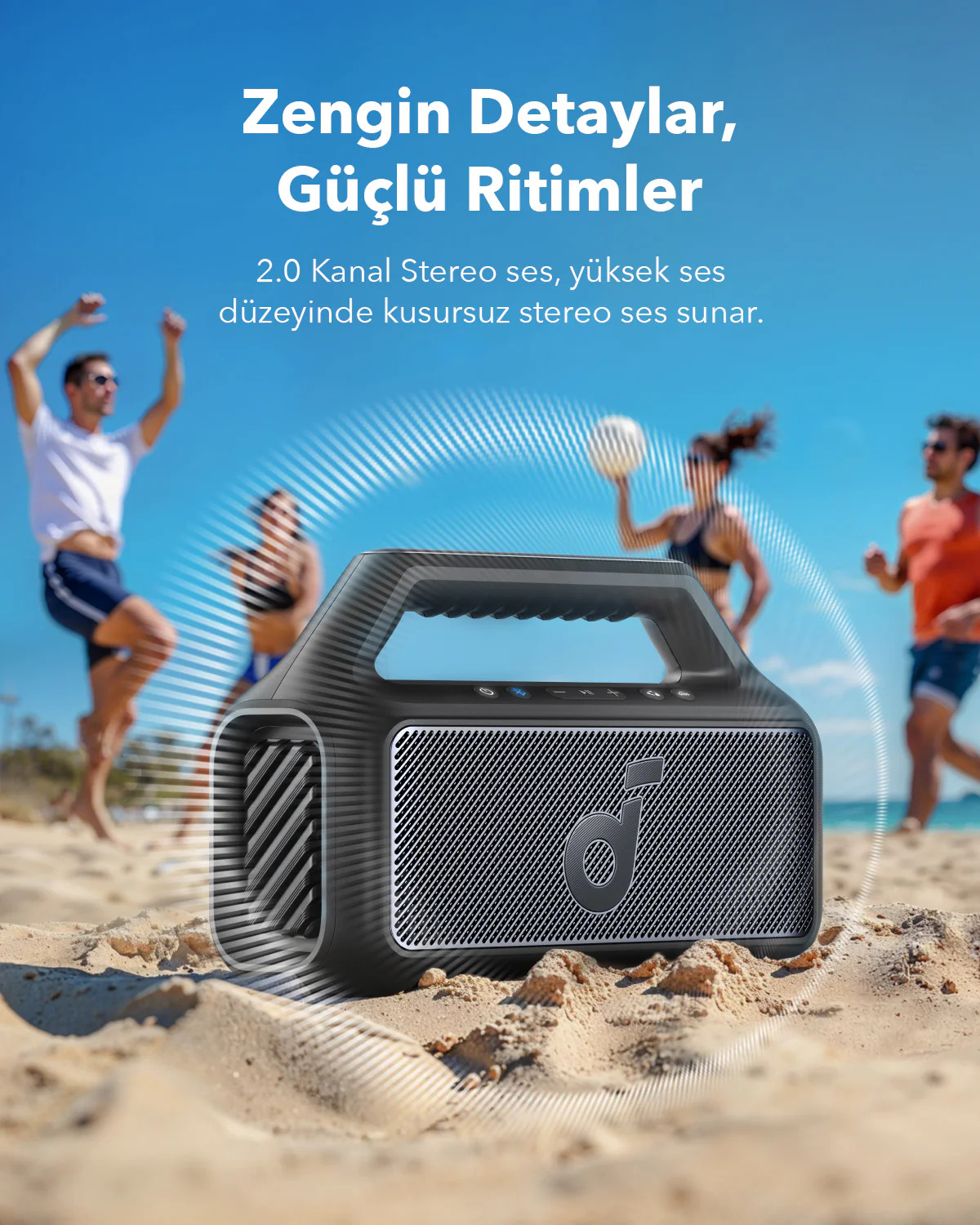 Arka planda insanlarla birlikte sahilde taşınabilir bir hoparlör.