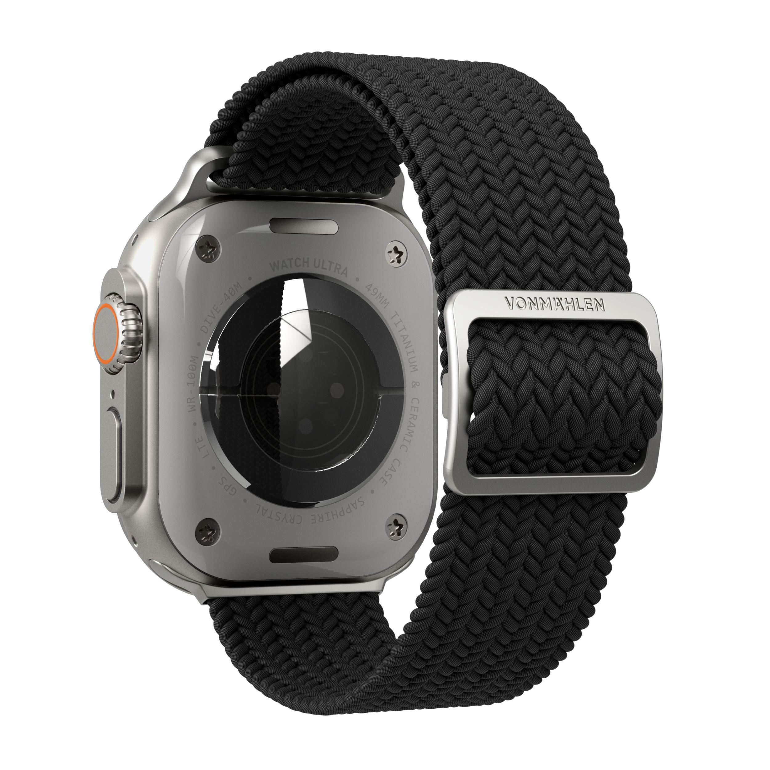 Silberne Smartwatch mit schwarzem geflochtenem Armband. Die Uhr zeigt ihre Rückseite.