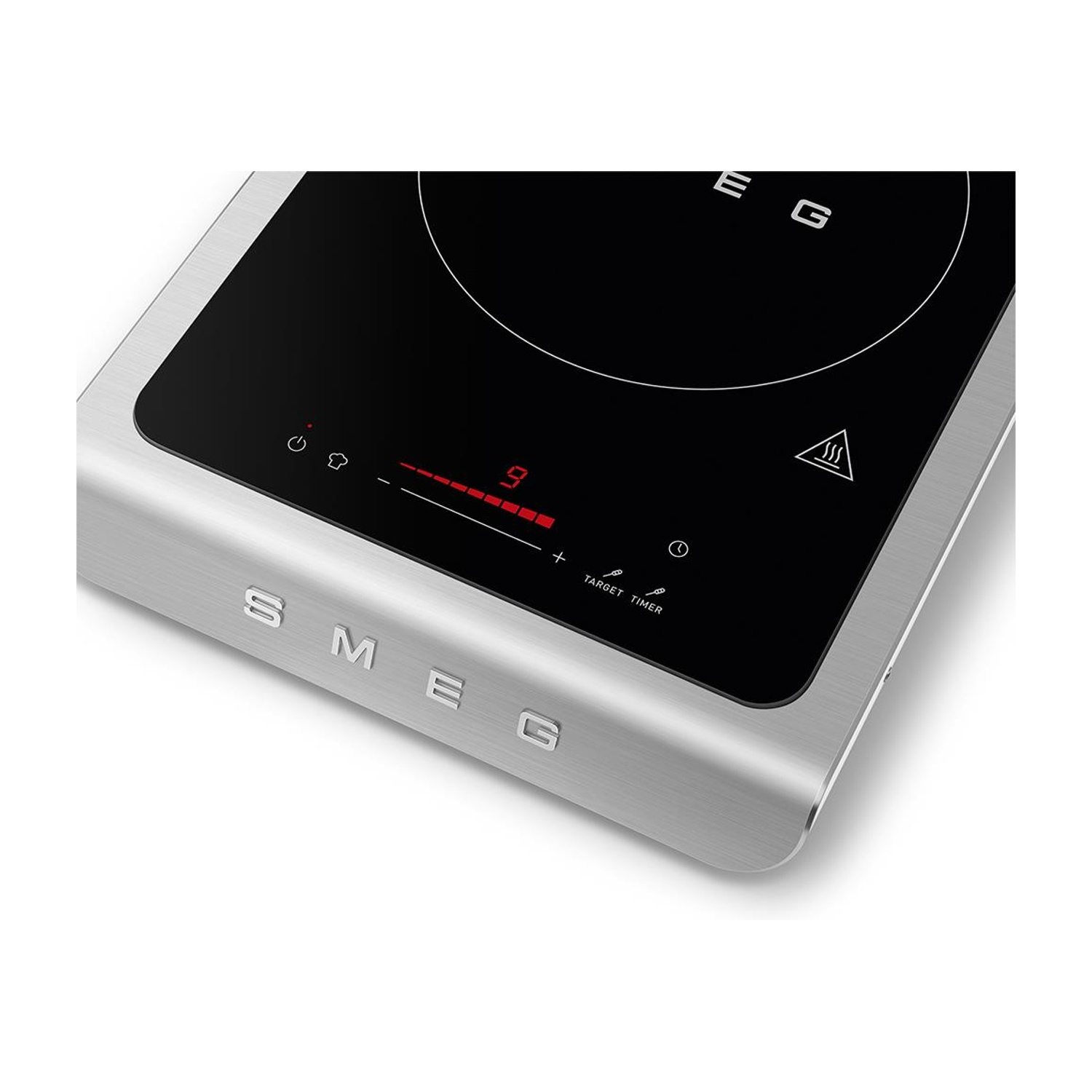Primo piano di un piano cottura a induzione SMEG argentato. Una superficie di cottura nera con display della temperatura rosso.
