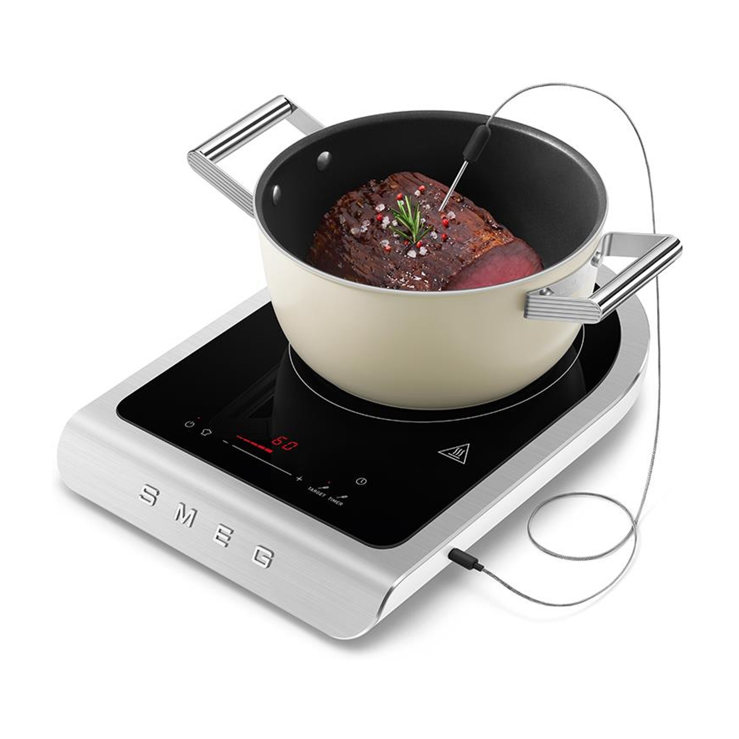 Una pentola con carne, rosmarino e un termometro su un piano cottura a induzione. Logo Smeg visibile.