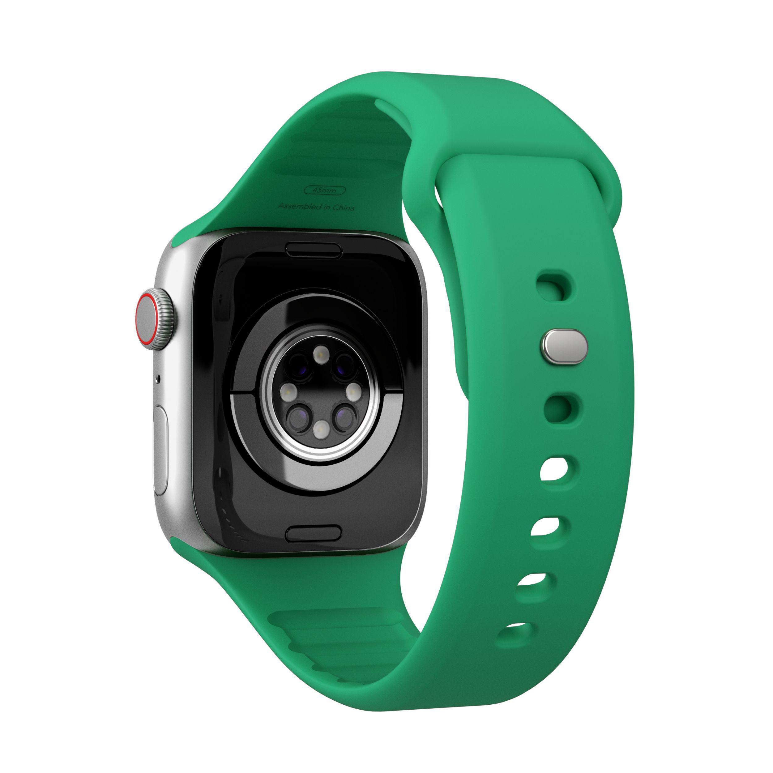 Grünes Armband der Smartwatch an einer silbernen Uhr.