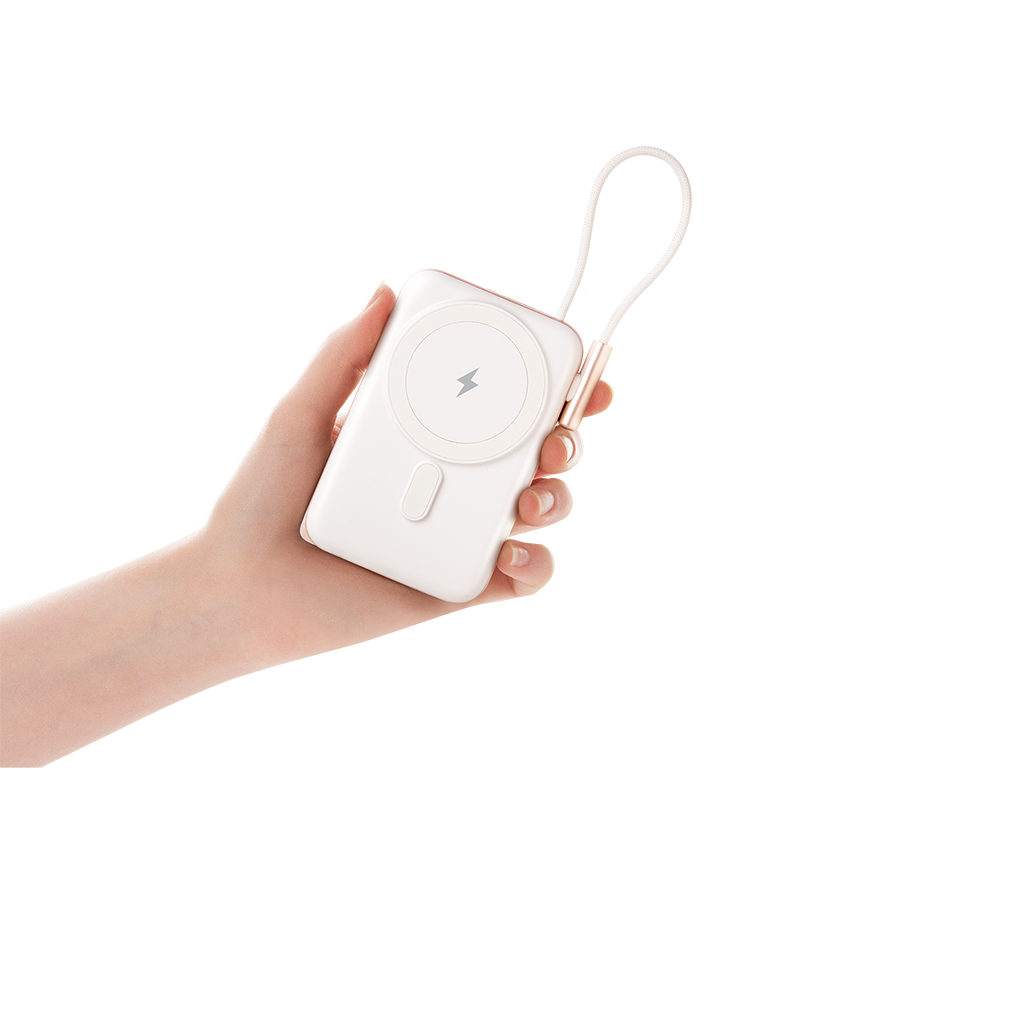 Bir el, şarj kablosu olan beyaz bir powerbank tutuyor.