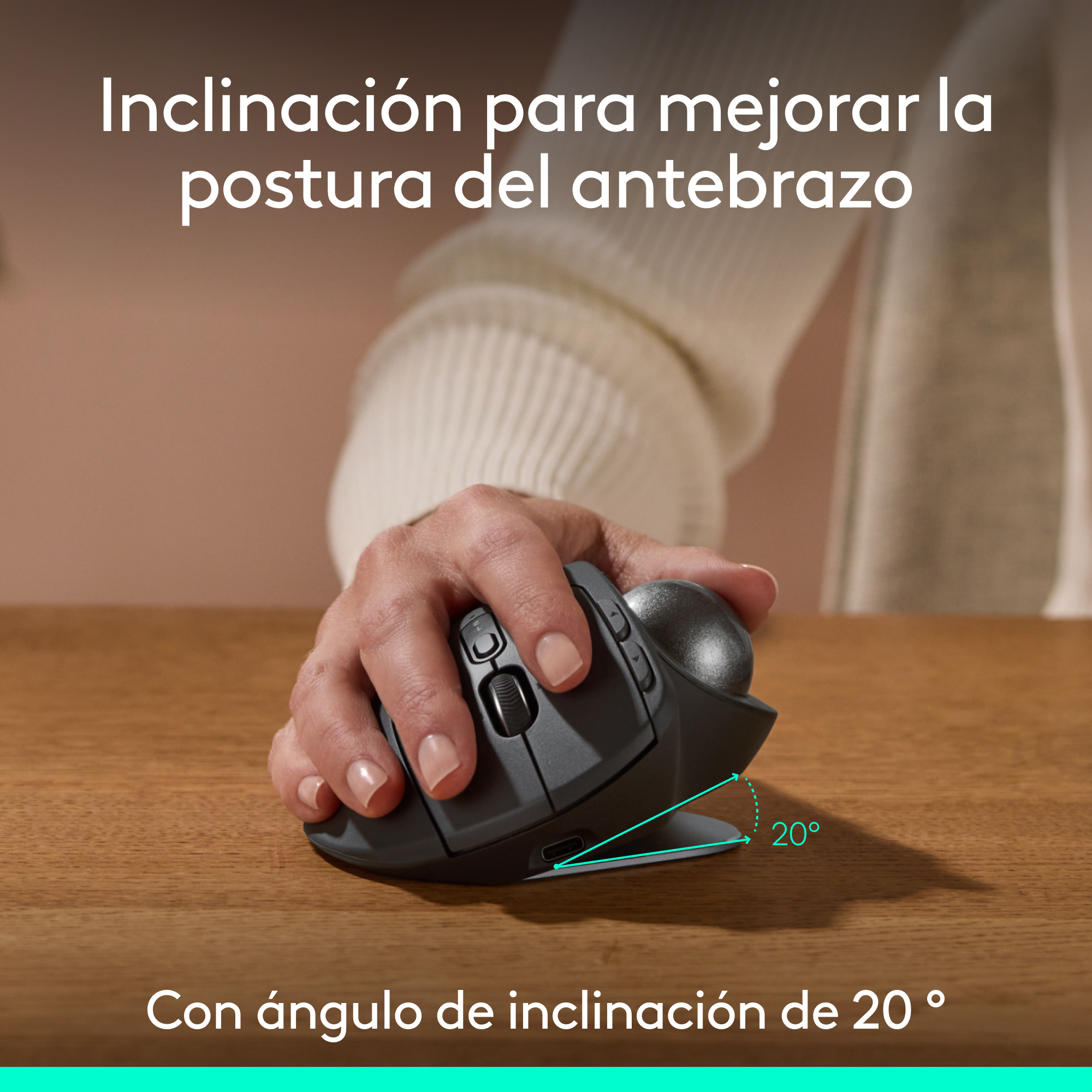 Mano usando ratón ergonómico negro con texto que describe el ángulo de inclinación de 20°.