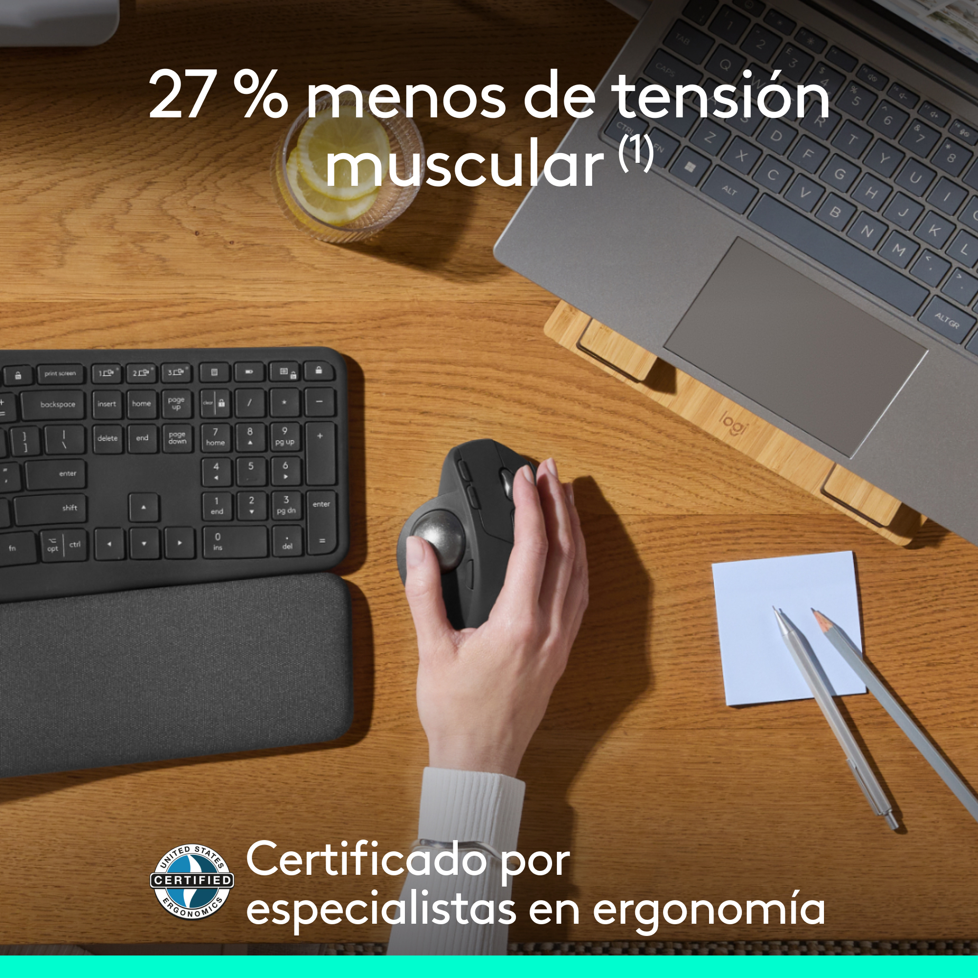 Mujer usando un ratón trackball junto a un teclado. Texto: 27% menos tensión muscular.