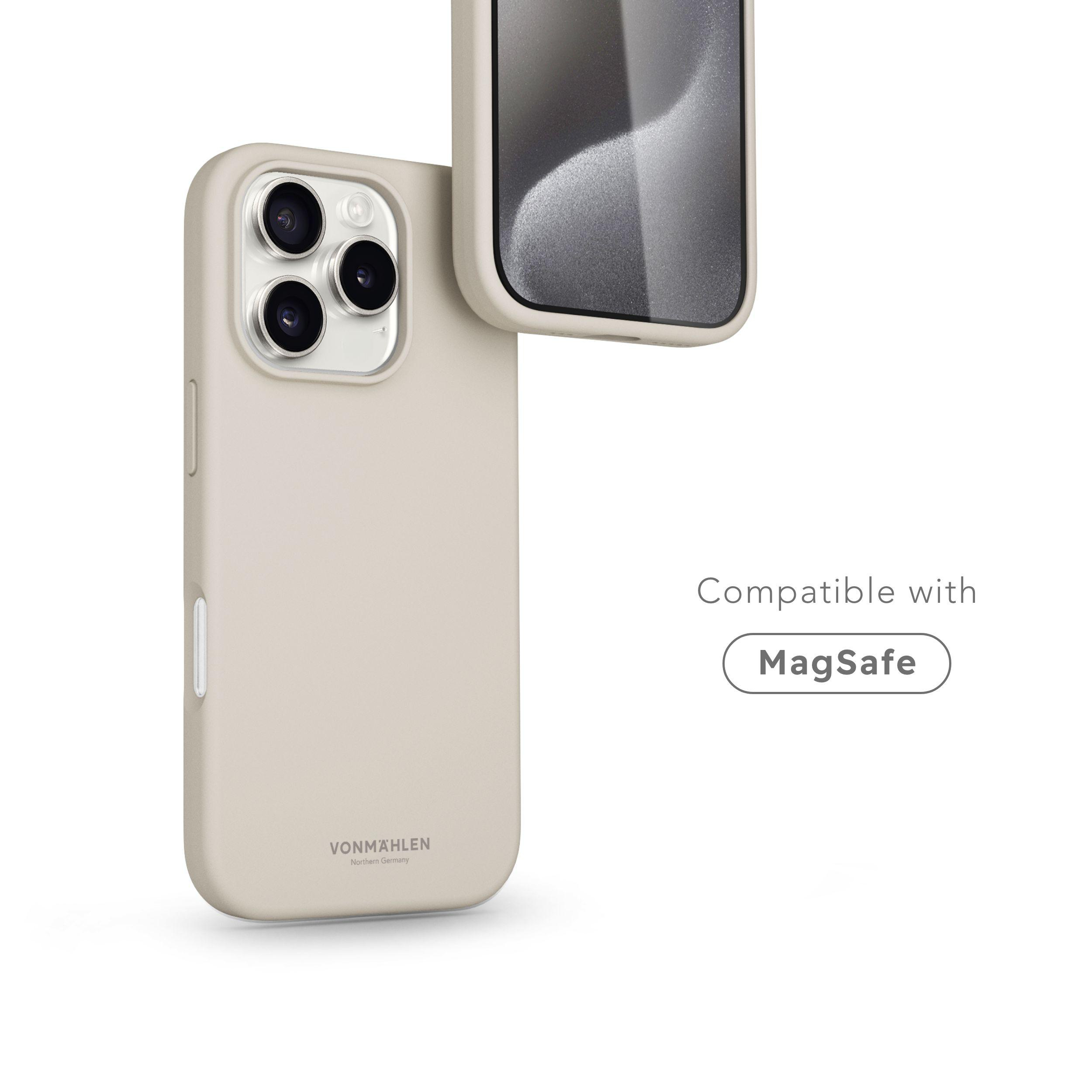 Telefonhülle, beige, mit daneben liegendem Telefon. Weißer Hintergrund. MagSafe-Etikett.