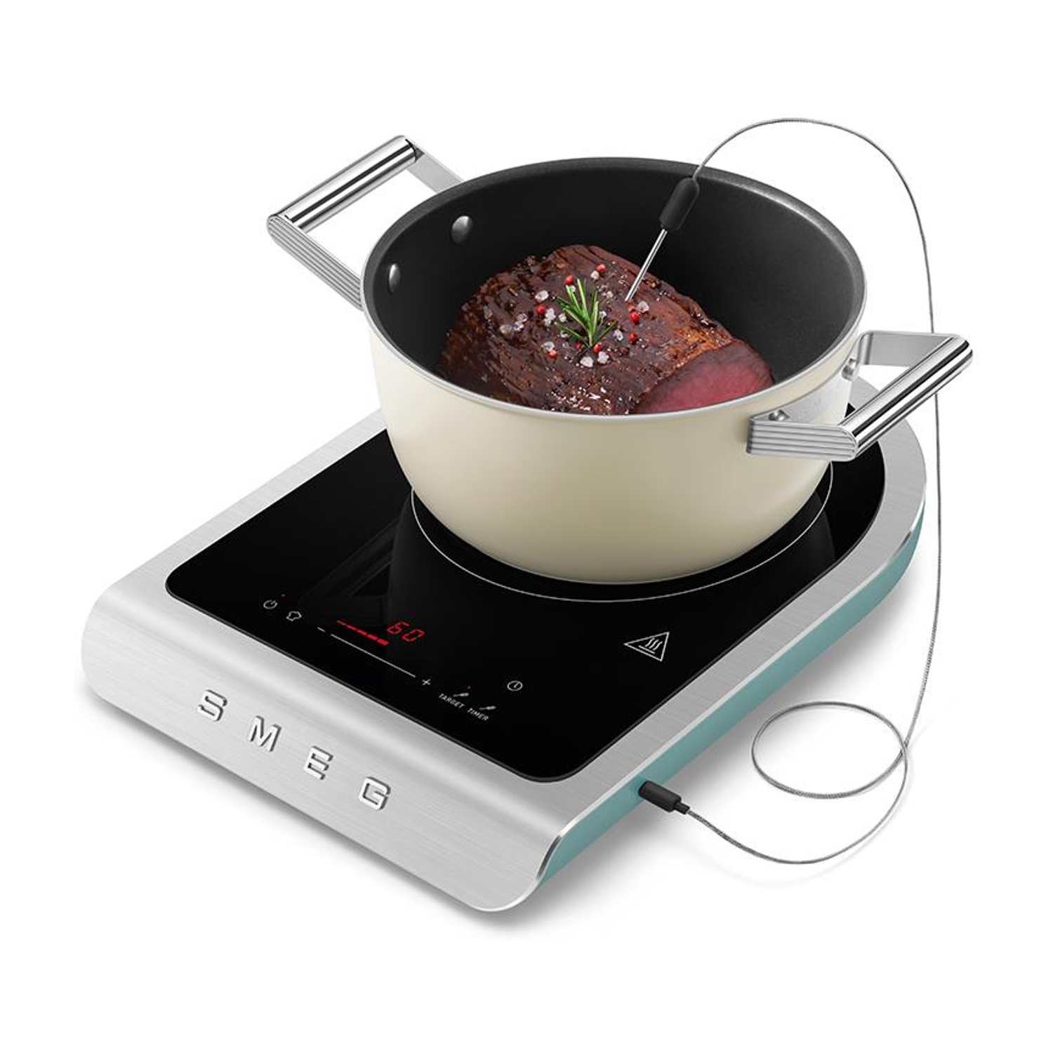 Una pentola con carne e termometro su un piano cottura a induzione, con logo SMEG.