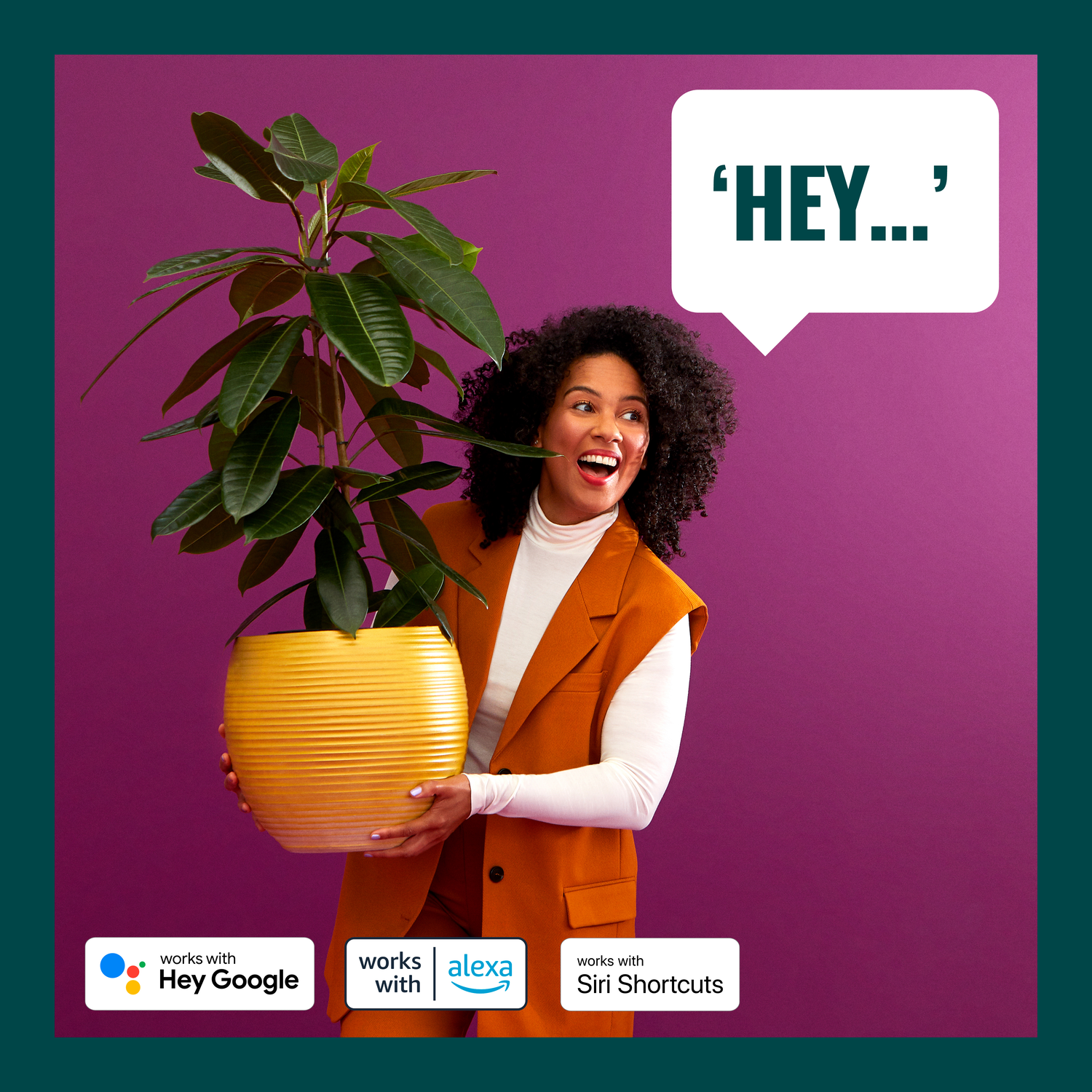 Femme tenant une plante, bulle de dialogue dit 'HEY...'