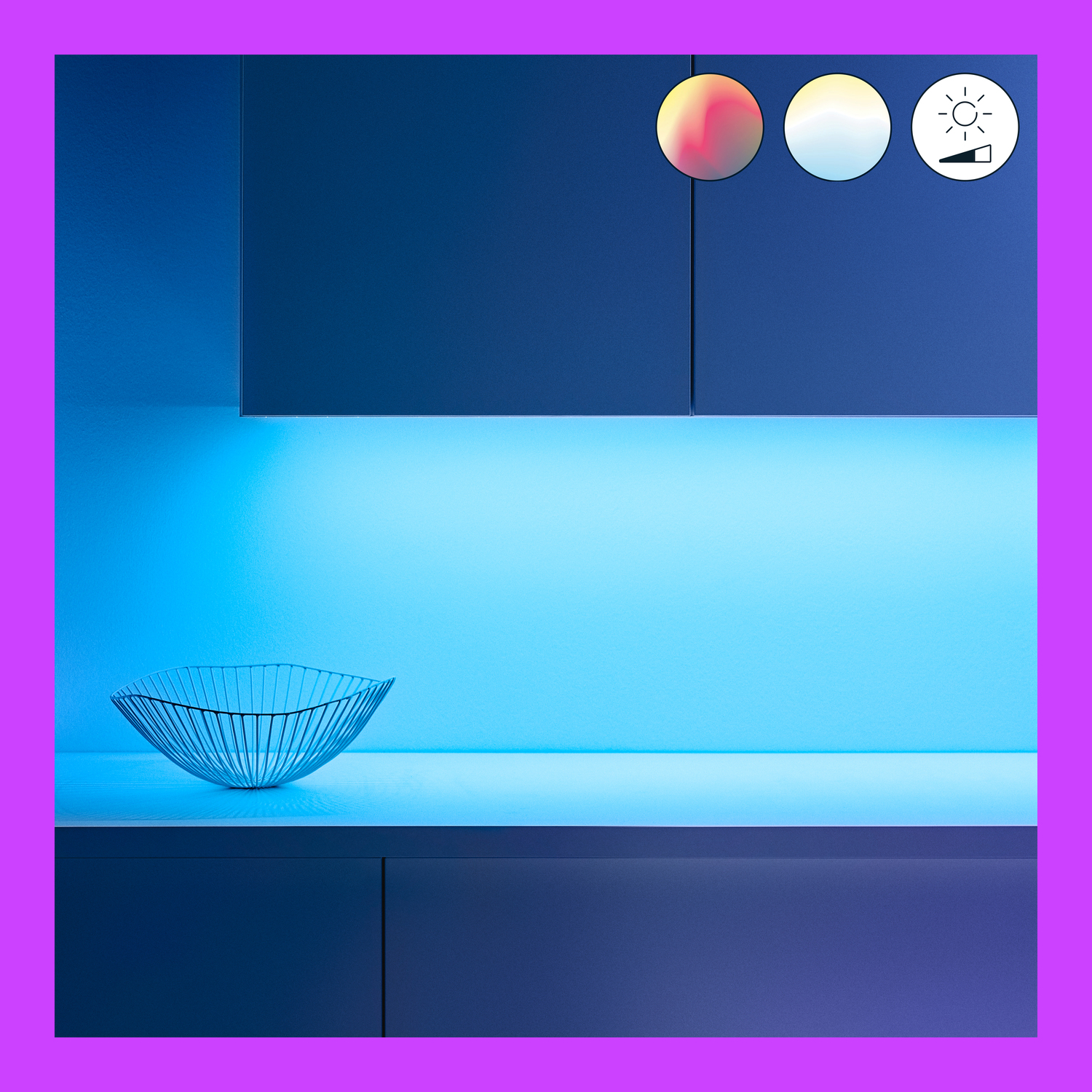 Une cuisine avec des armoires, un luminaire et un bol en fil de fer. L'éclairage peut changer de couleur.