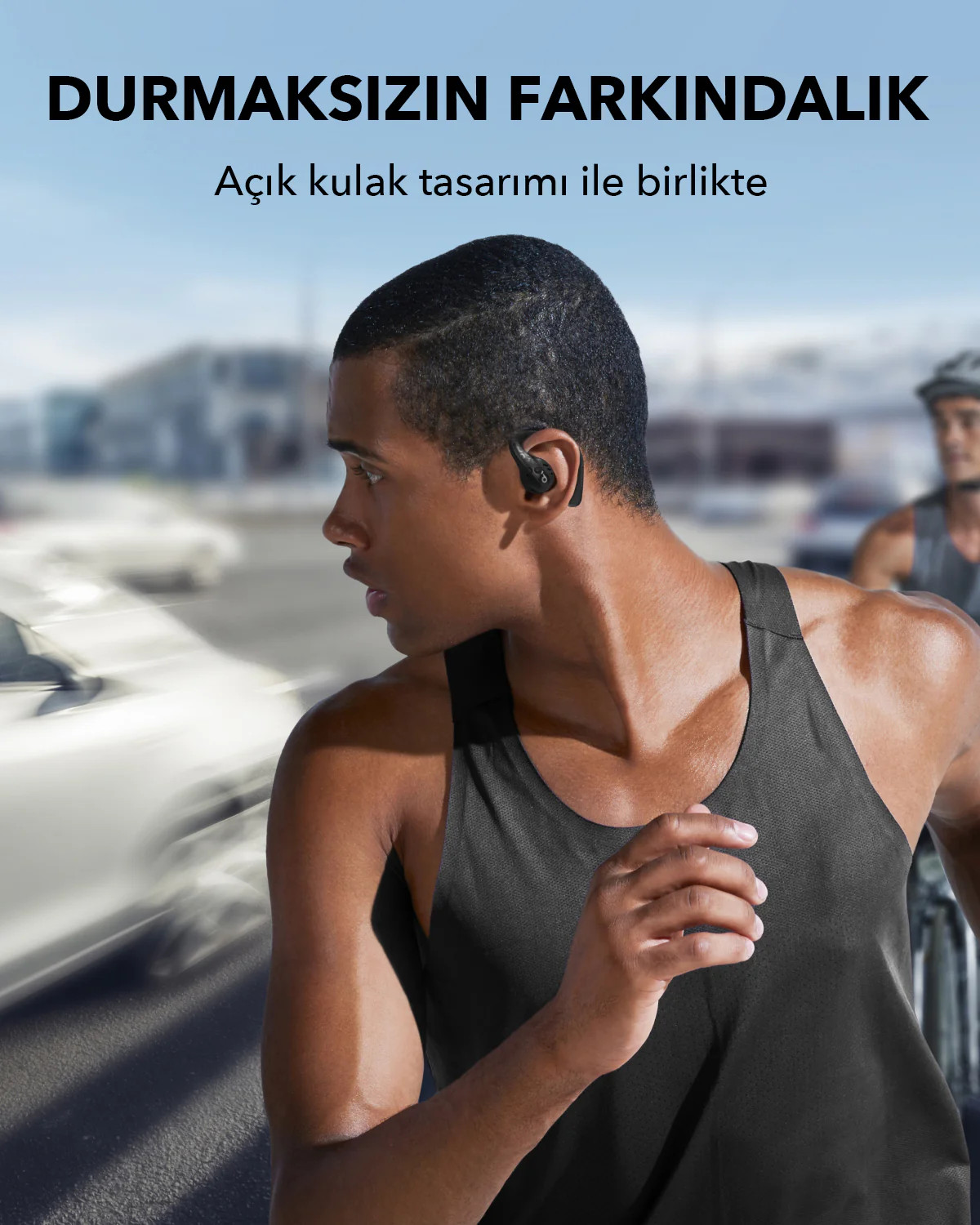 Kulaklık takan bir adam koşuyor, arka planda bir bisikletçi ve araba var.