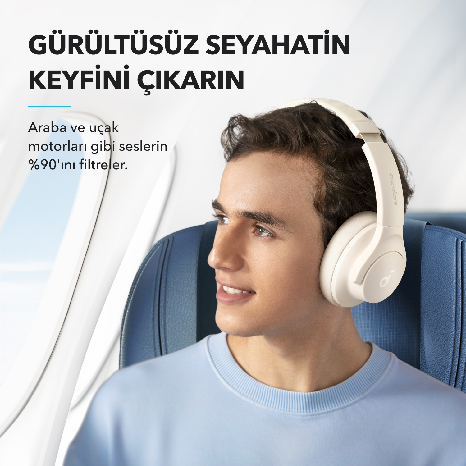 Uçakta beyaz kulaklık takan adam. Metin: Gürültüsüz yolculuğun tadını çıkarın. Seslerin %90'ını filtreler.