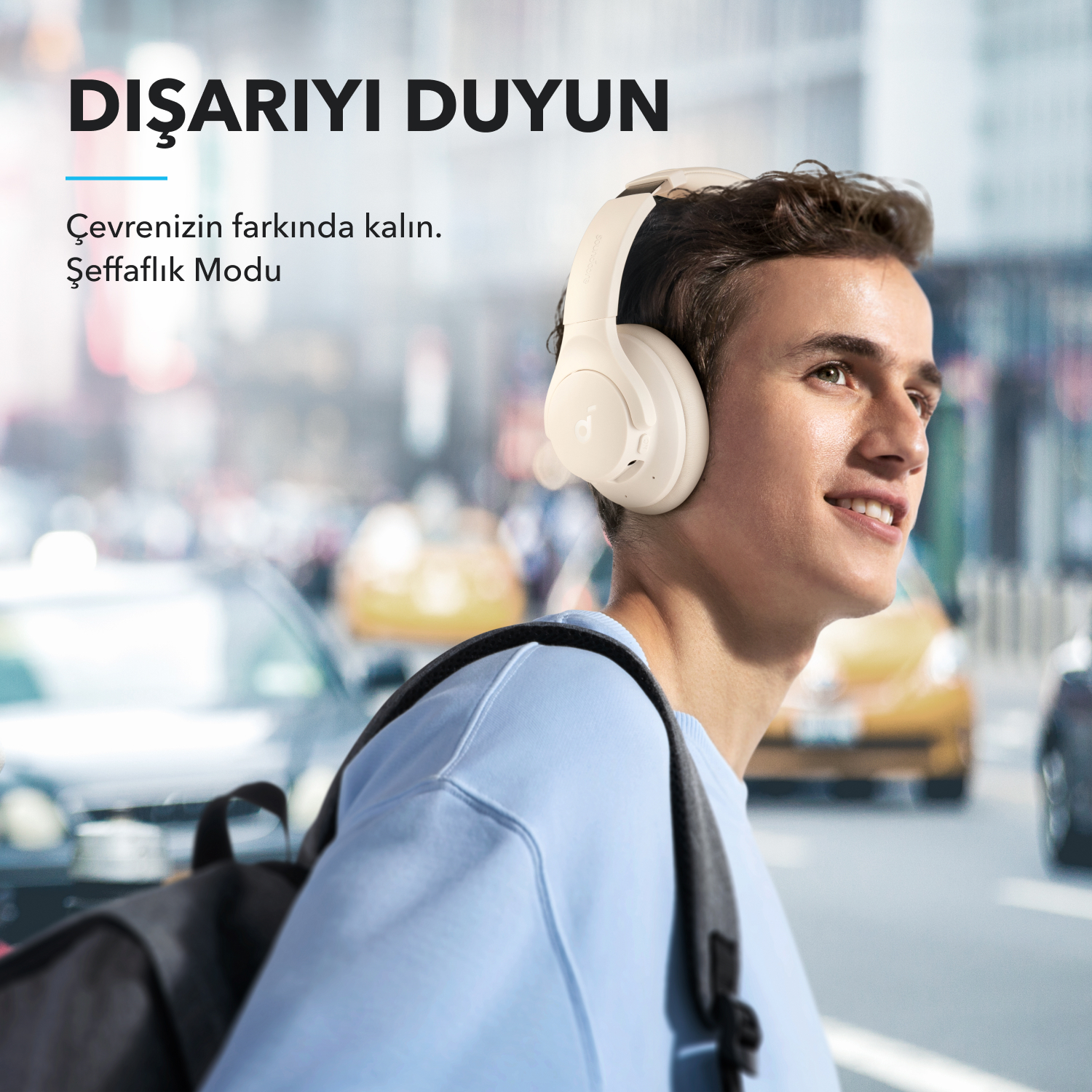 Beyaz kulaklık takan bir adam gülümsüyor, şehir manzarası arka planı ve farkındalık hakkında metinle.