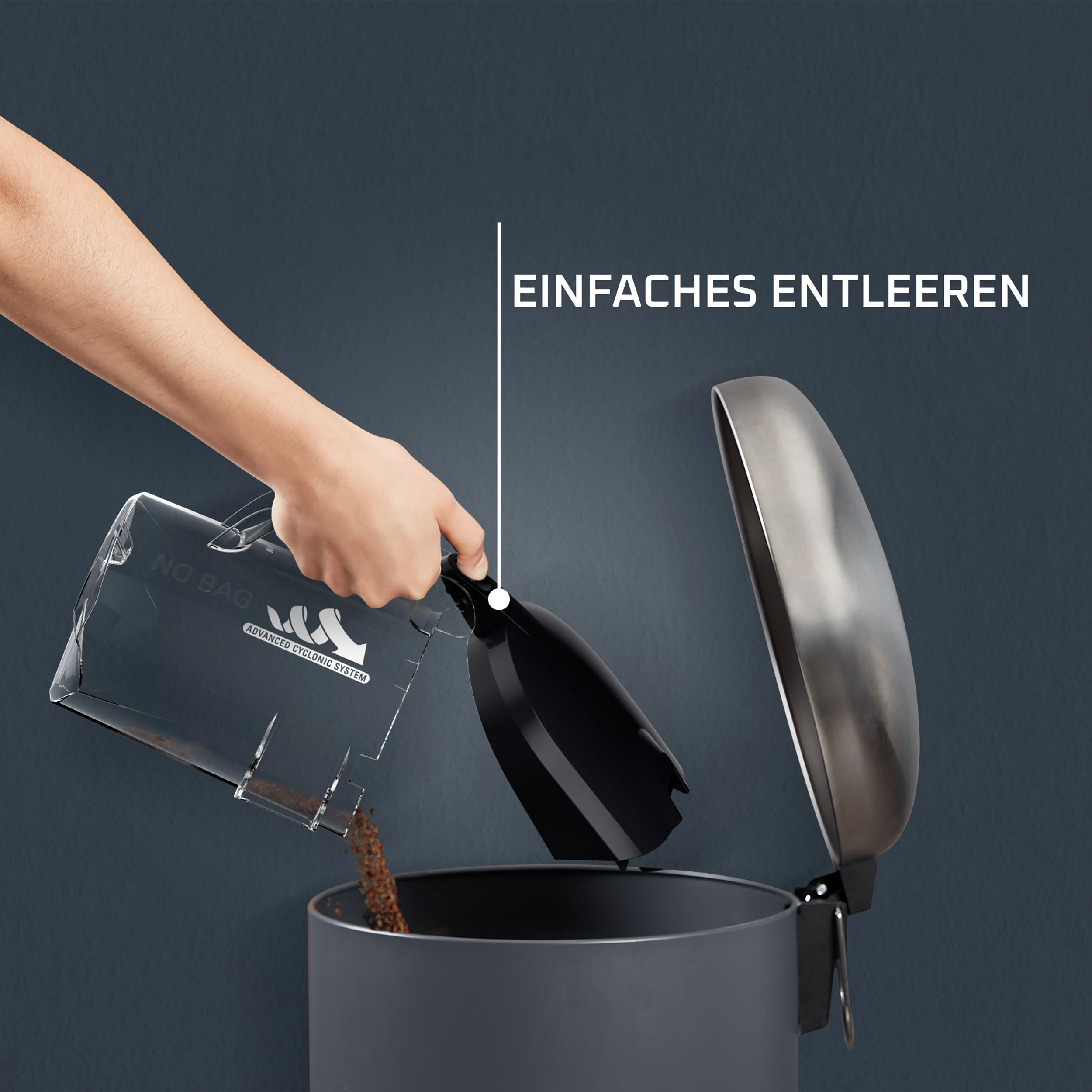 Person schüttet Schmutz aus transparentem Behälter in grauen Mülleimer.