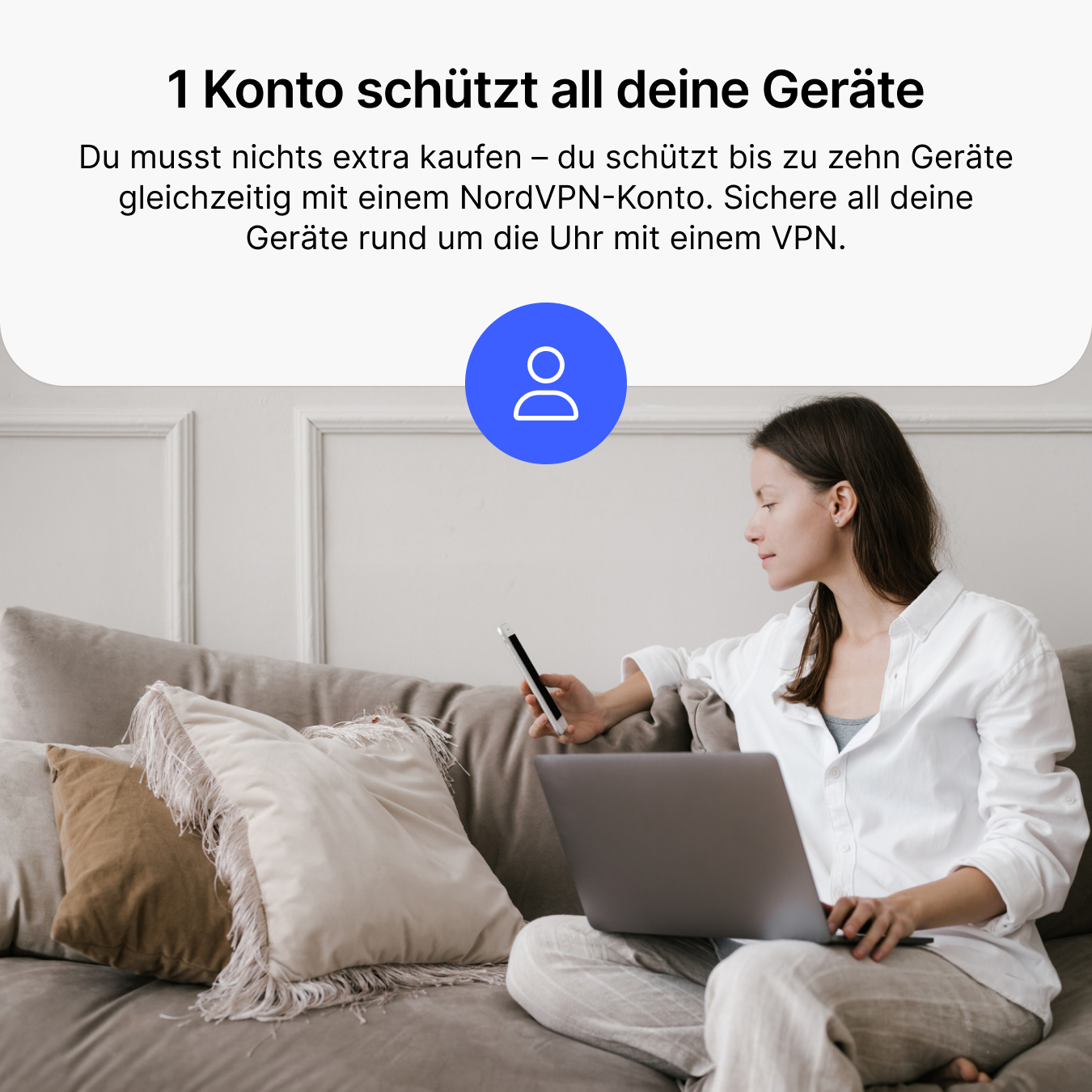 Frau auf Couch mit Laptop, hält Telefon, Text: '1 Konto schützt all deine Geräte'.