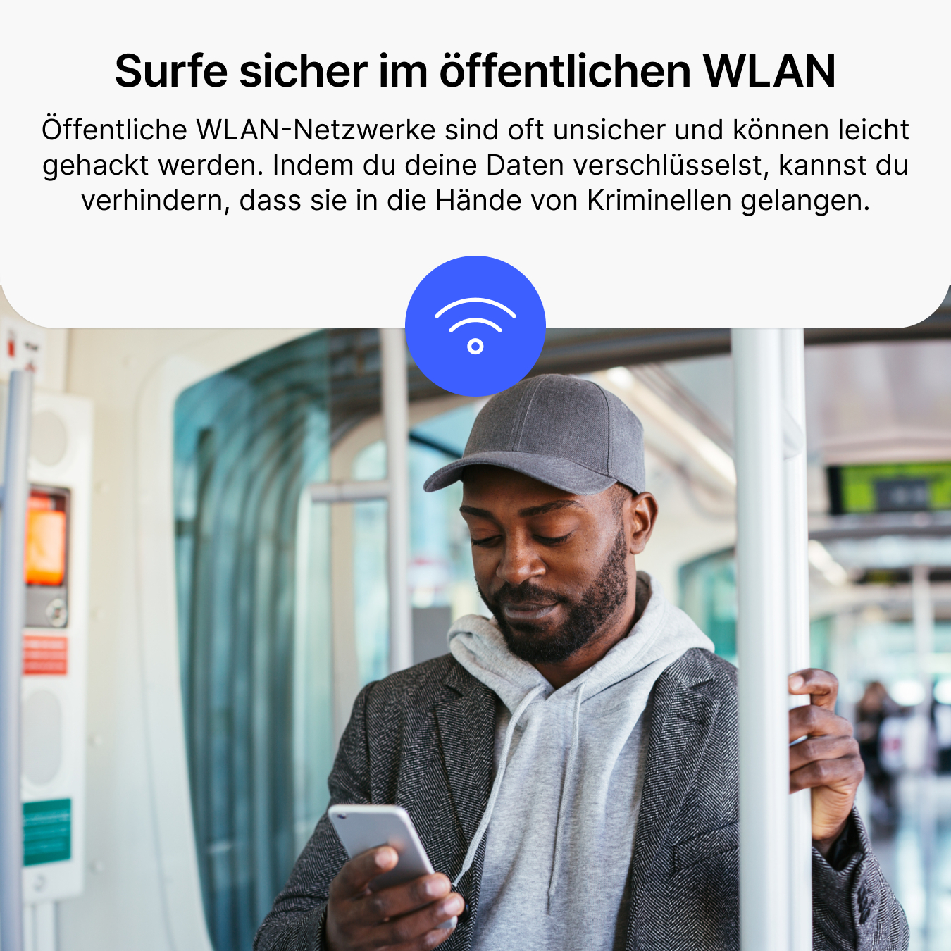Ein Mann benutzt ein Telefon in einem Zug. Text: Sicher im öffentlichen WLAN surfen. Oben ein blaues WLAN-Symbol.