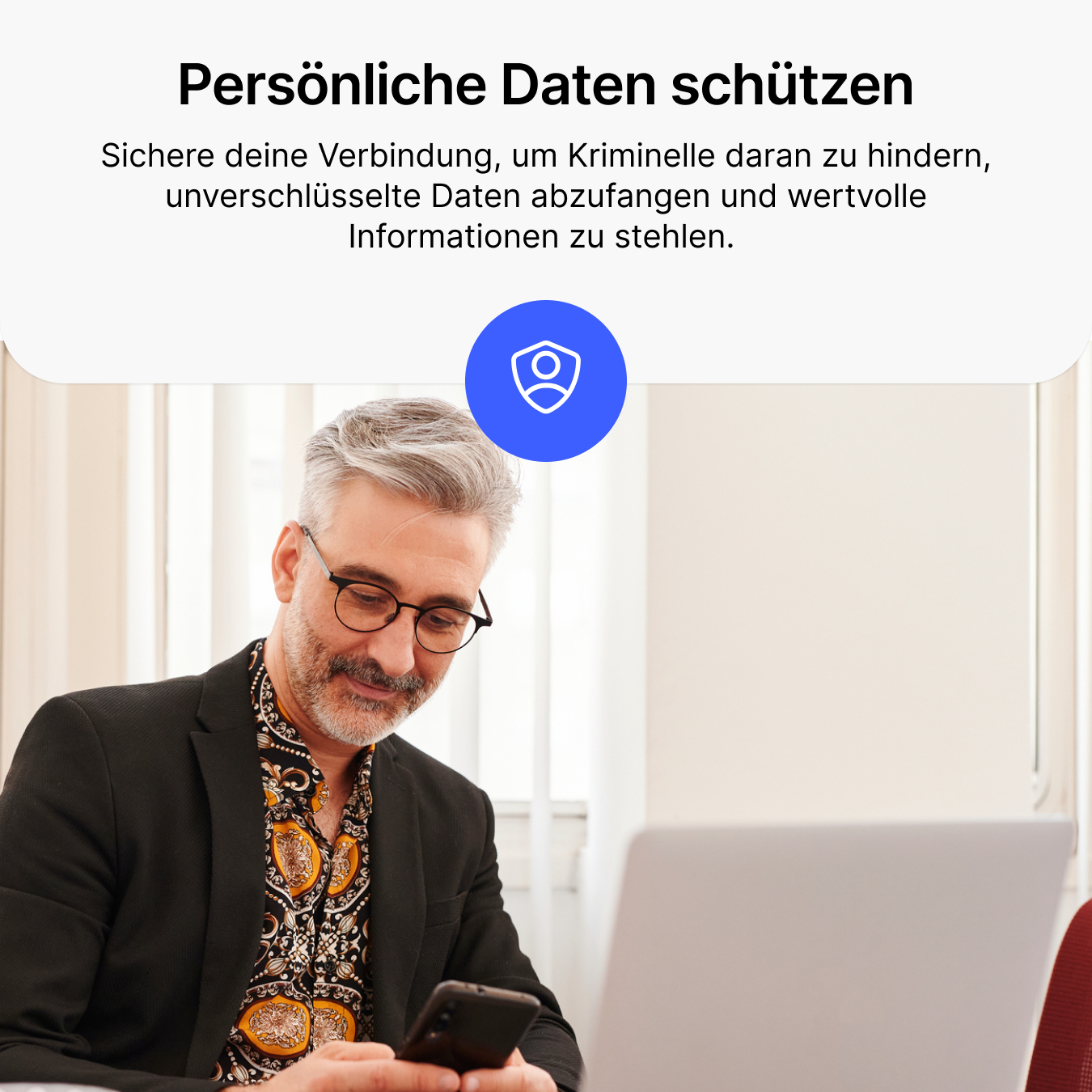 Bärtiger Mann mit Brille schaut auf Telefon, Laptop, Schild-Icon.