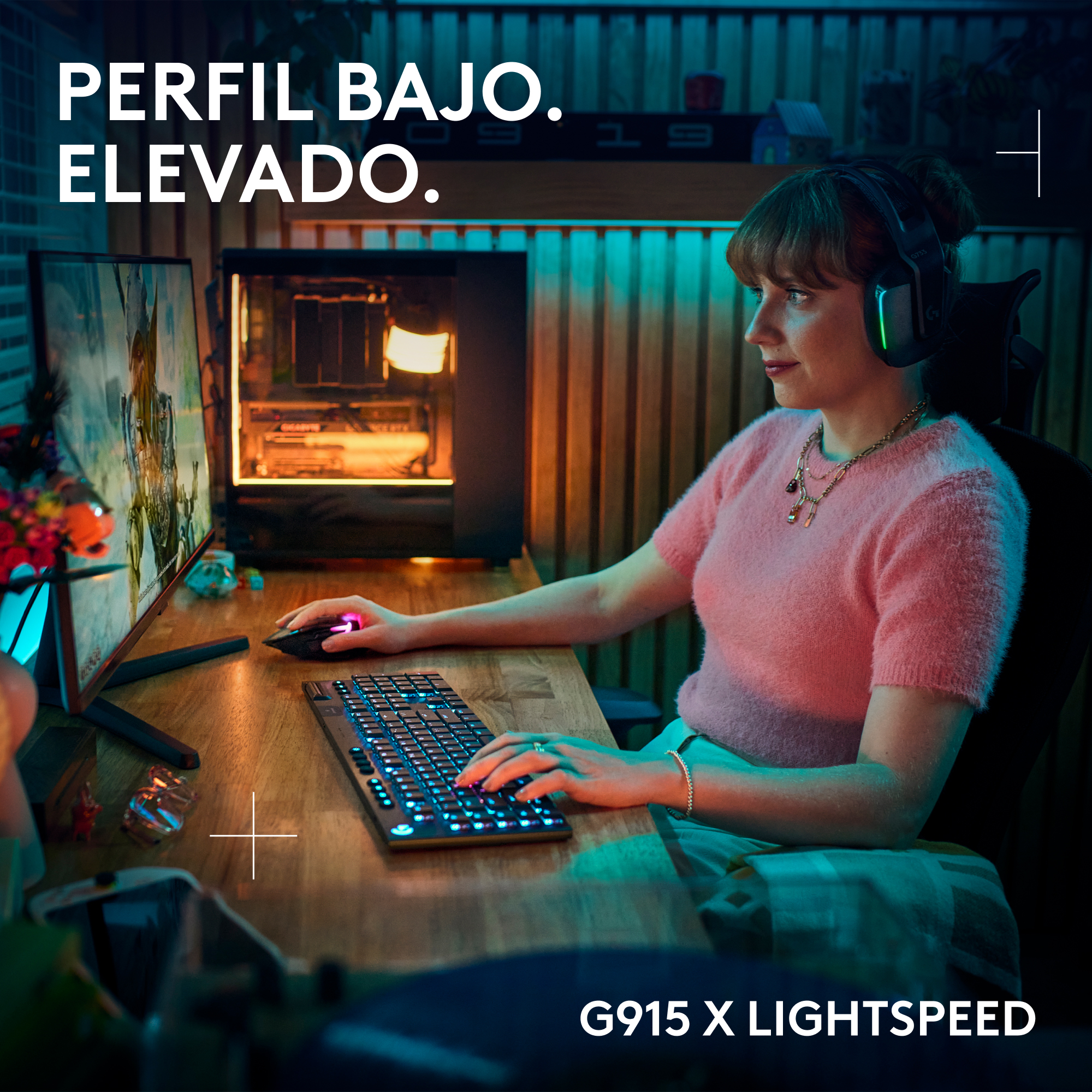 Una mujer usando un equipo de juegos: computadora, teclado, ratón y auriculares, luz azul.