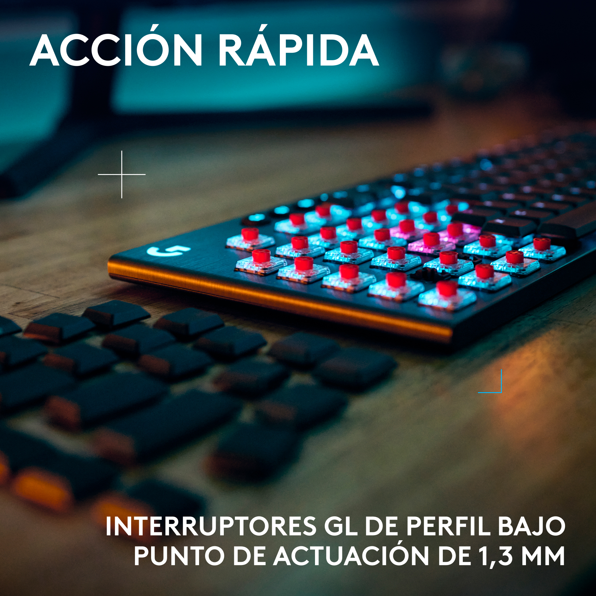Primer plano de un teclado negro con teclas rojas. Texto: Acción rápida. Teclas de perfil bajo.
