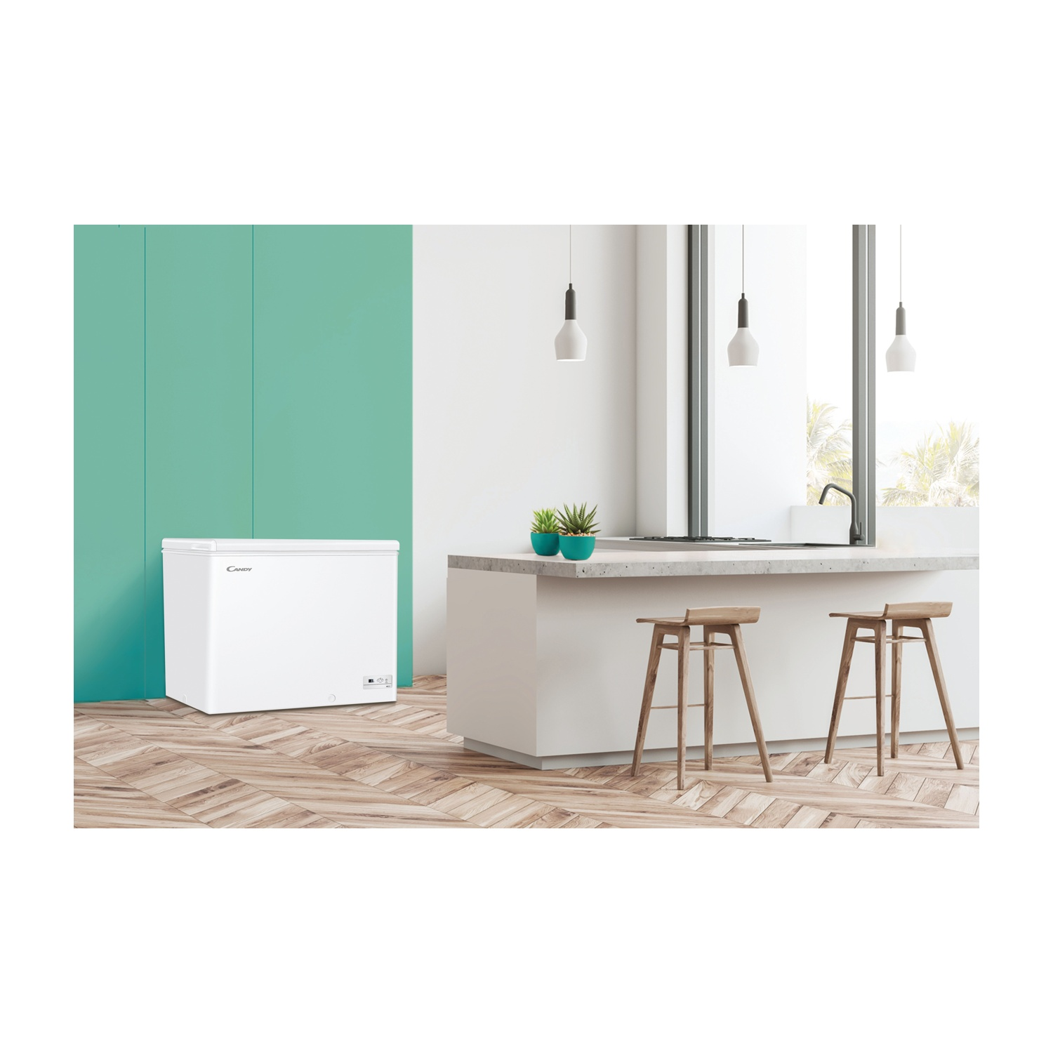 Un congelatore bianco in un ambiente cucina, con una parete verde e pavimento in legno.