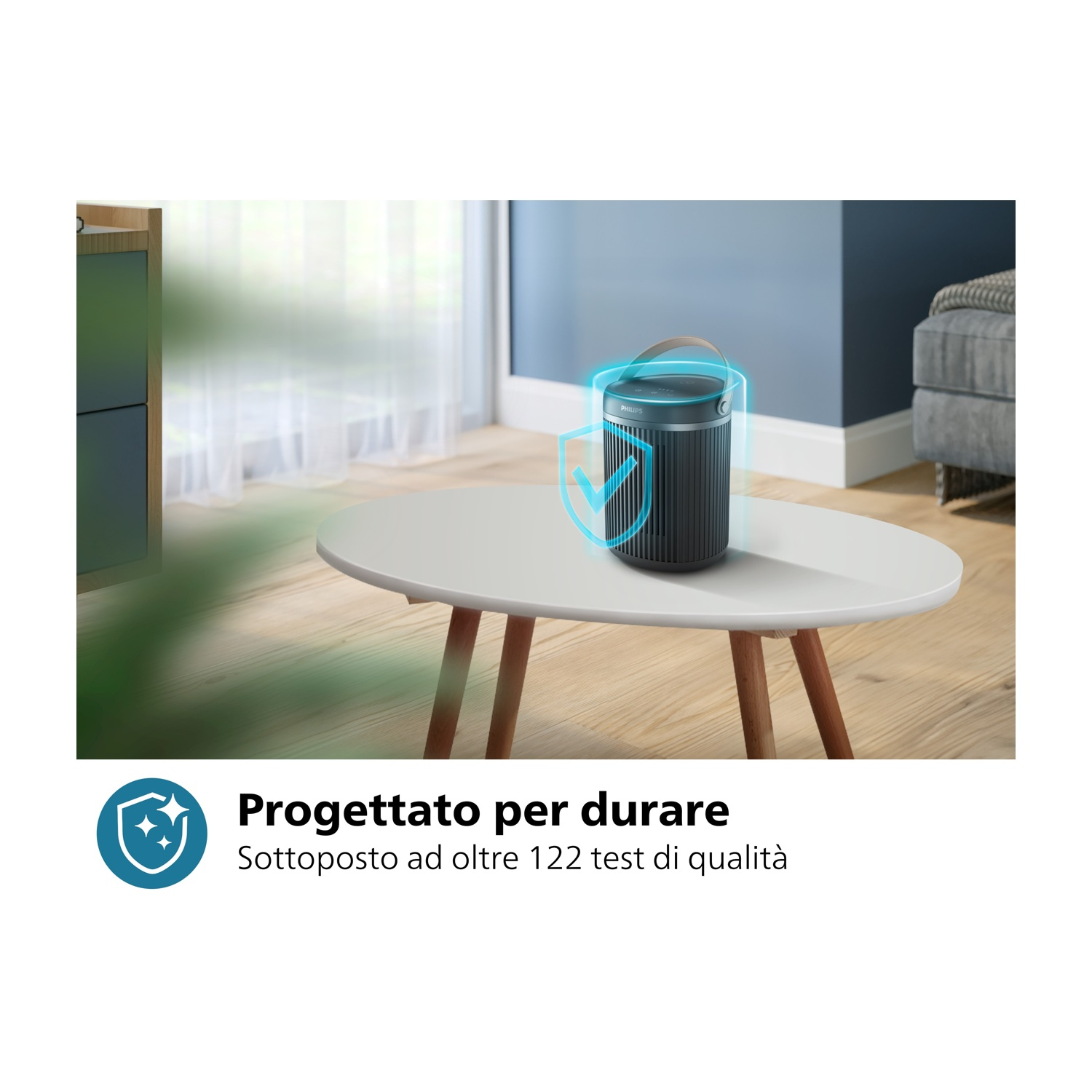 Un purificatore d'aria nero cilindrico su un tavolo bianco con icona scudo blu.