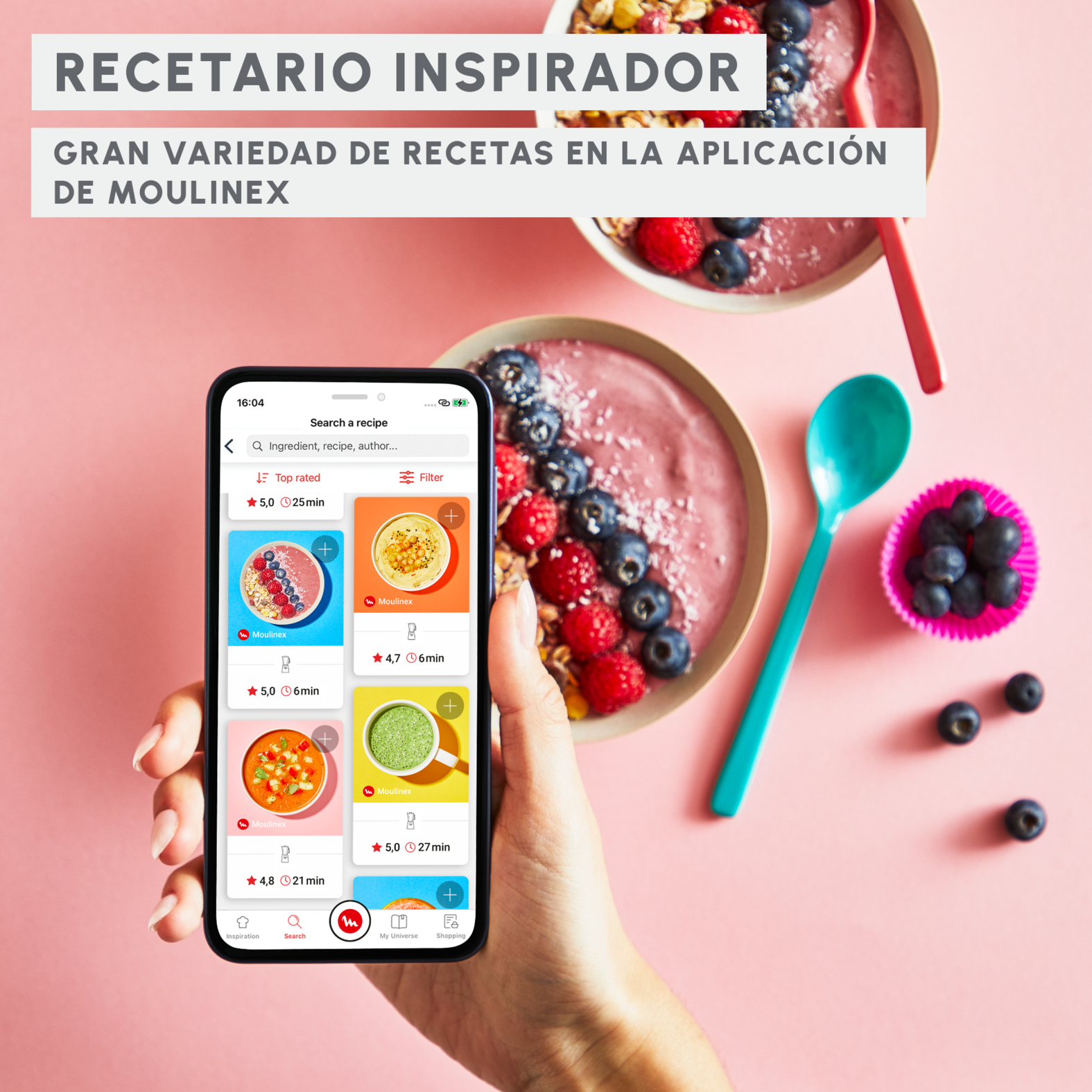 Smartphone con app de recetas, dos cuencos de comida y arándanos.