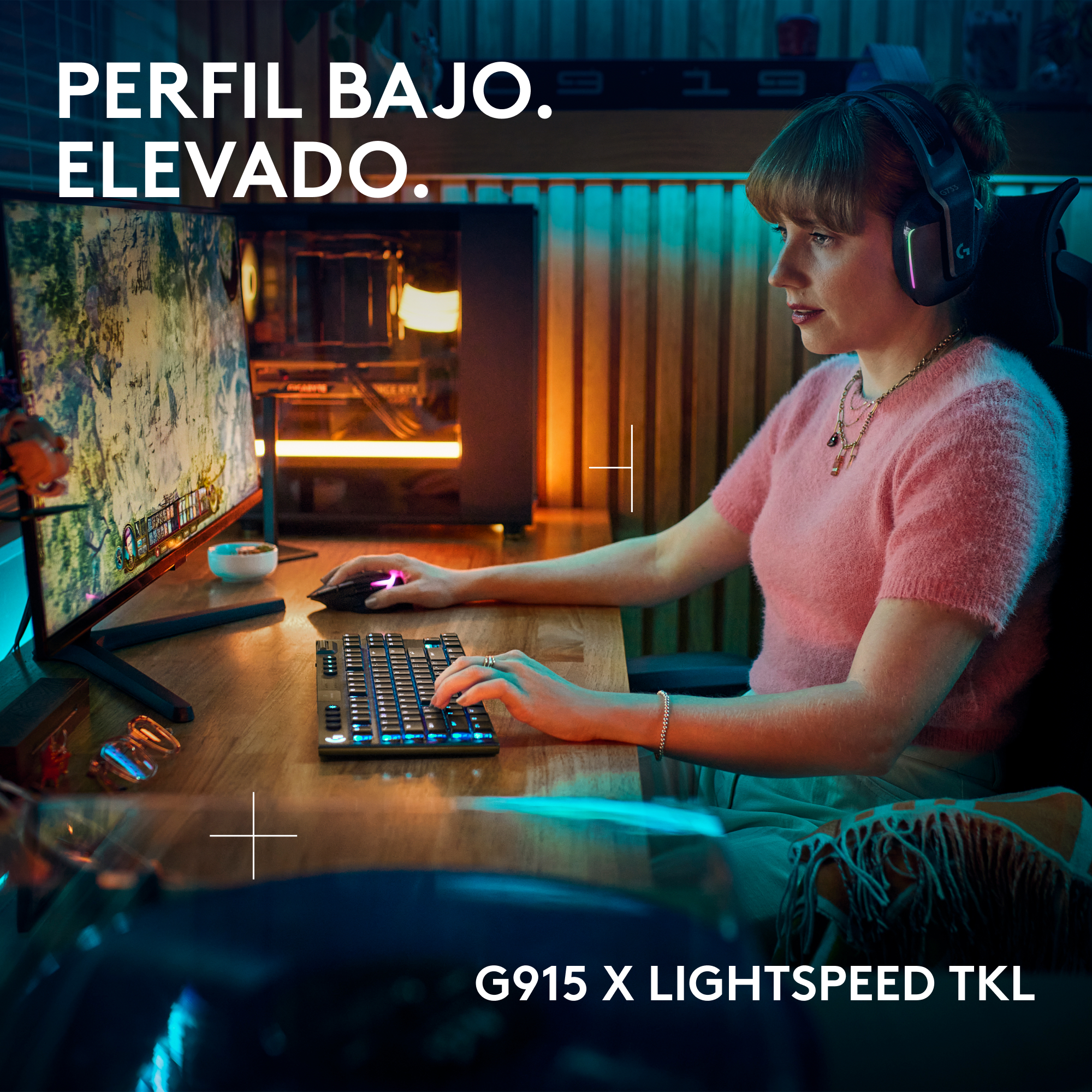 Una mujer usa un teclado y ratón para juegos mientras juega un videojuego.