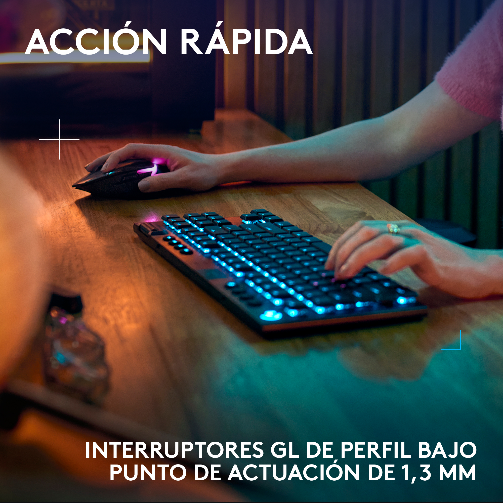 Manos tecleando en un teclado negro, un ratón a la izquierda.