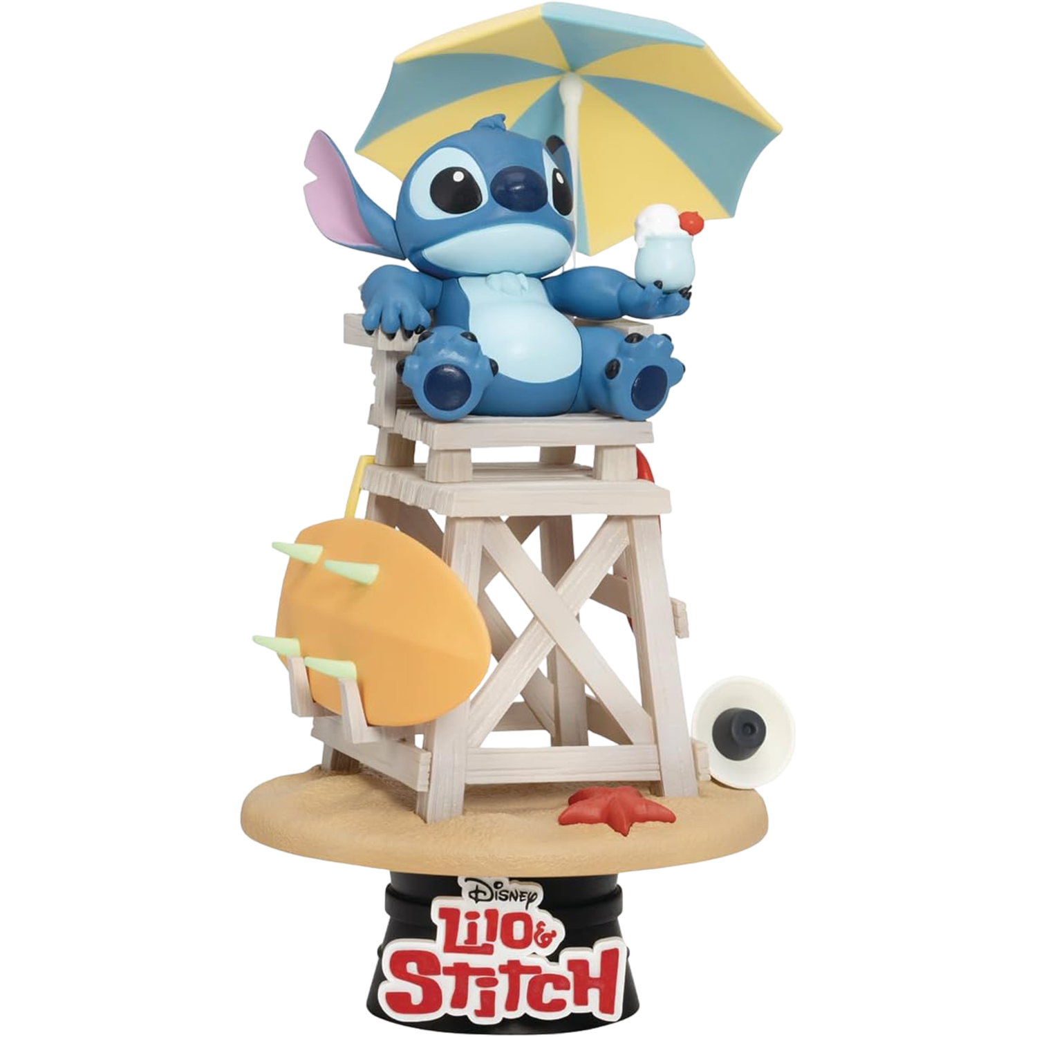 Figurine de Stitch sur un poste de sauveteur, tenant une glace, sous un parasol. Logo Disney.
